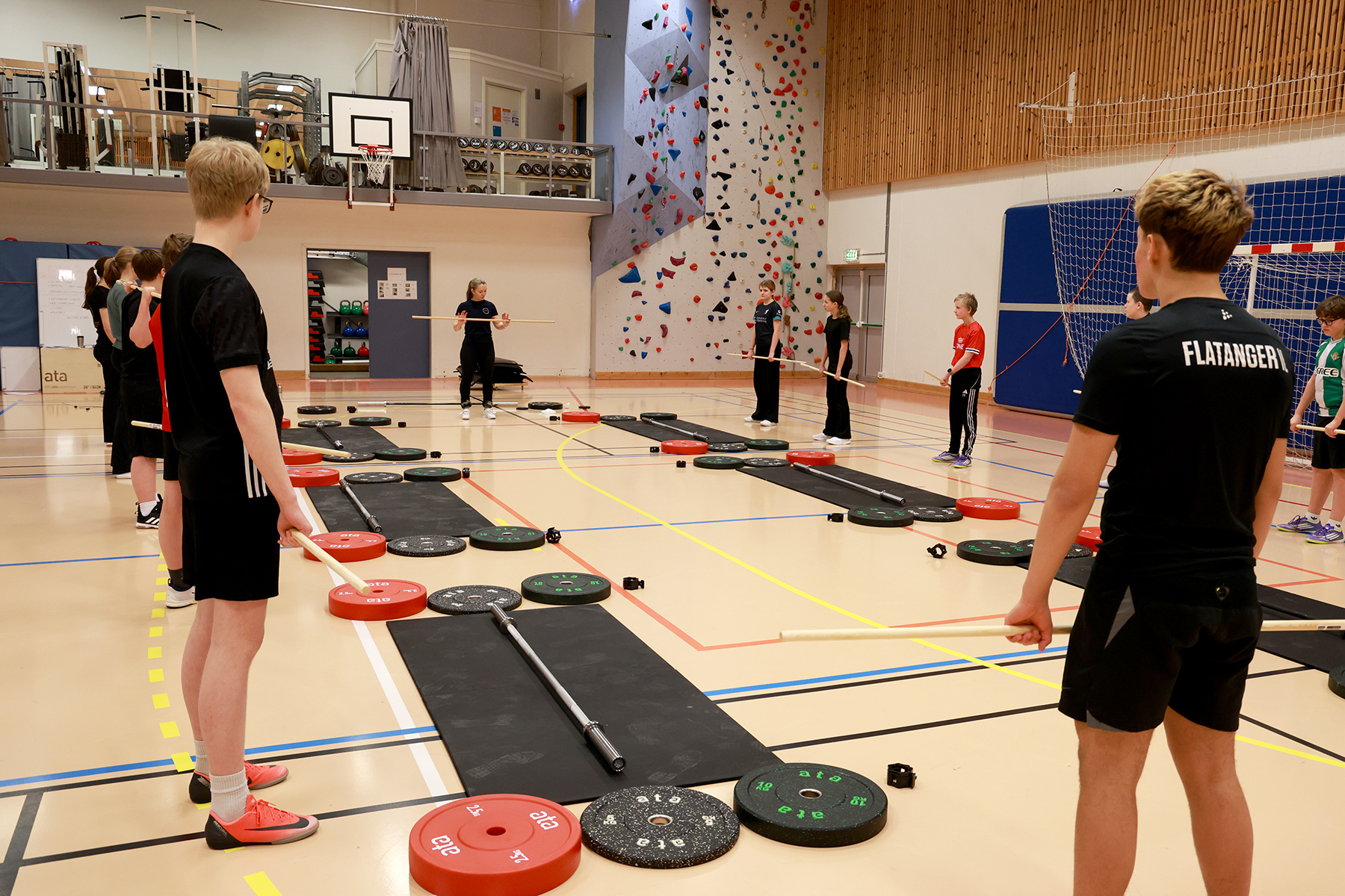 I starten var vektstanga byttet ut med kostekaft, slik at ungdommene skulle lære grep og hvordan de skal løfte rent teknisk.