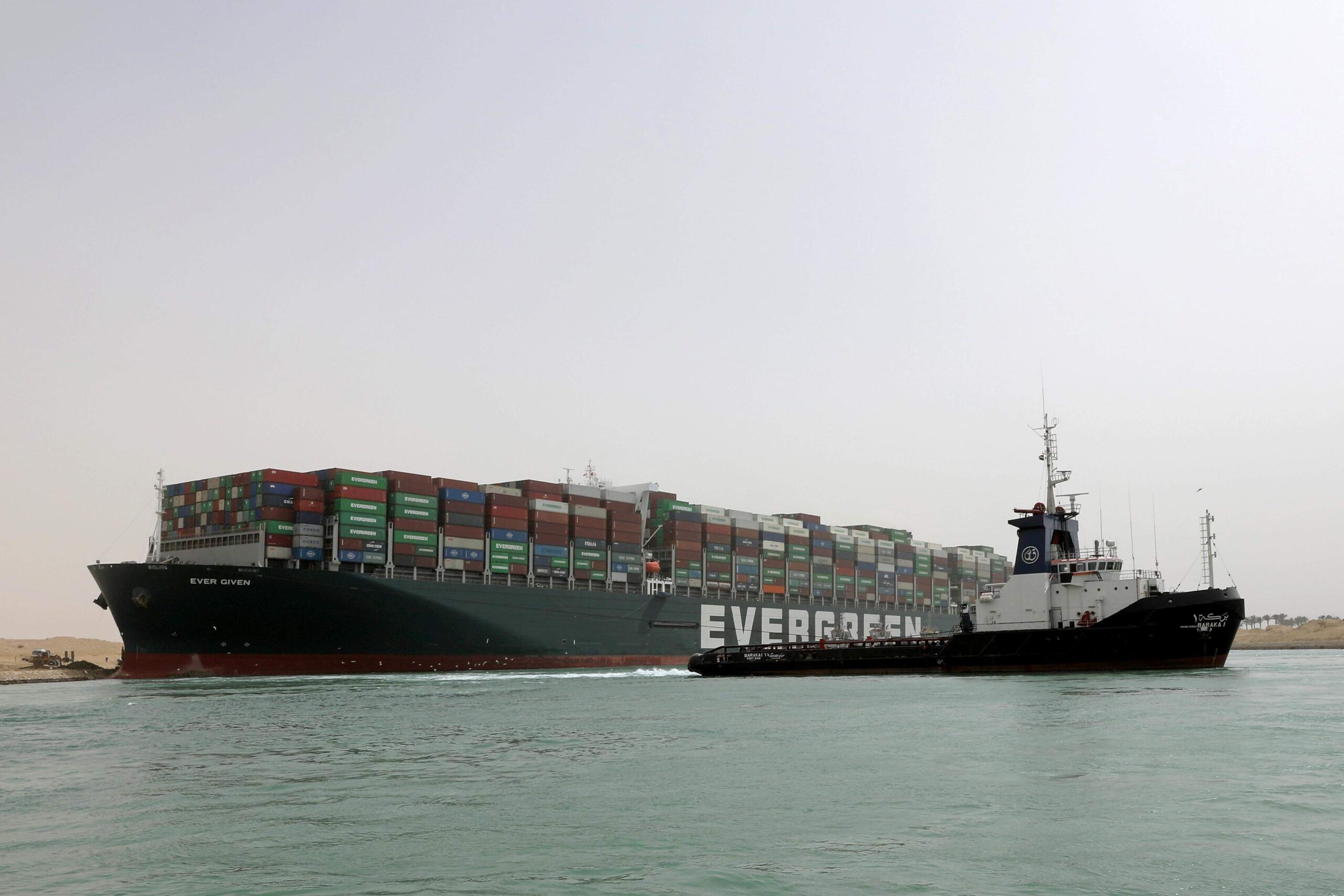 Det 400 meter lange konteinerskipet Ever Given sperrer Suezkanalen og har siden tirsdag hindret annen trafikk. (Foto: Suez Canal Authority)