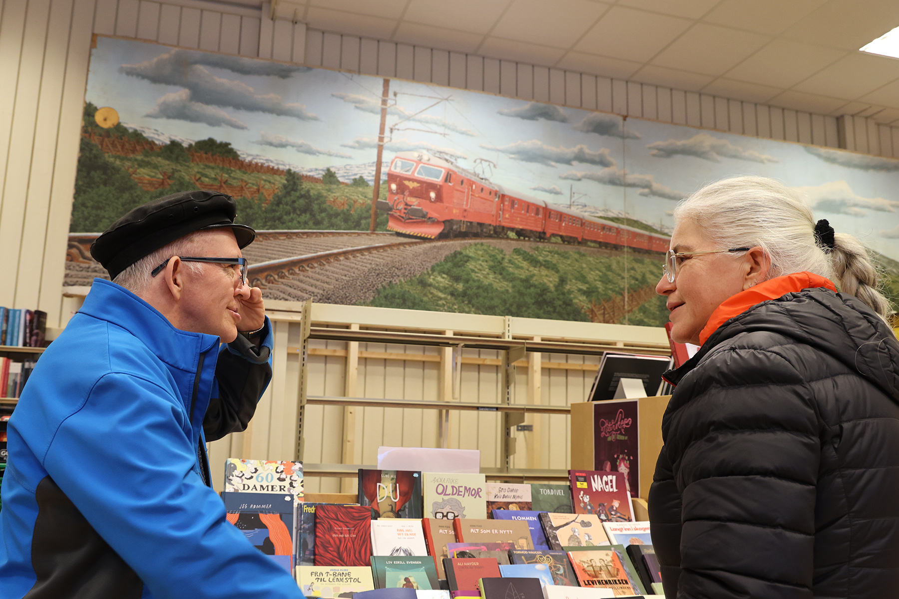 Svein Fl&oslash;an og s&oslash;stera Liv Unni er skj&oslash;nt enige om at bildet gjorde seg flott p&aring; veggen p&aring; biblioteket.