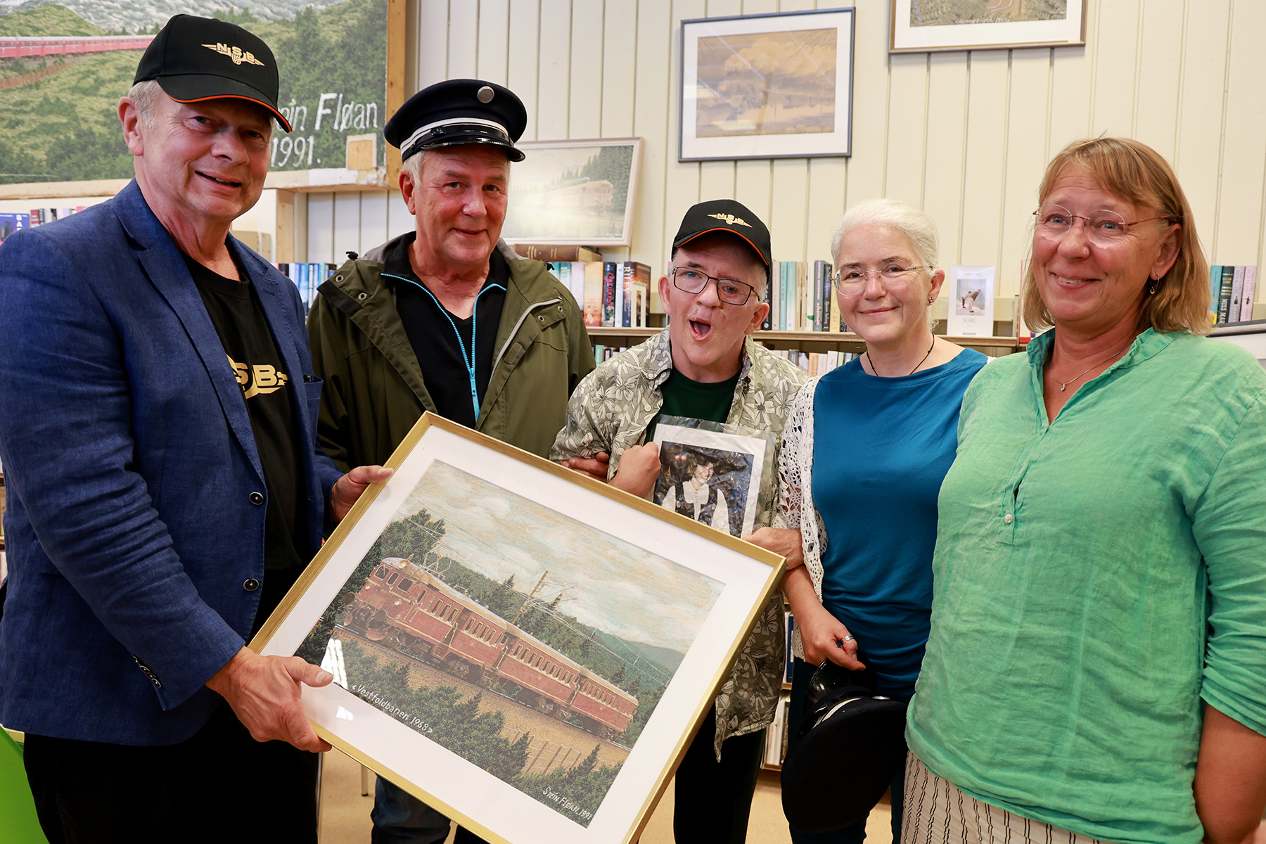 Terje Fossum (til venstre) overrakte bildet til Svein Fl&oslash;an, som tegnet det i 1991. Videre fra venstre: Rune Moberg, Svein Fl&oslash;an, Liv Unni Fl&oslash;an og Berit B&aring;rdstu.
