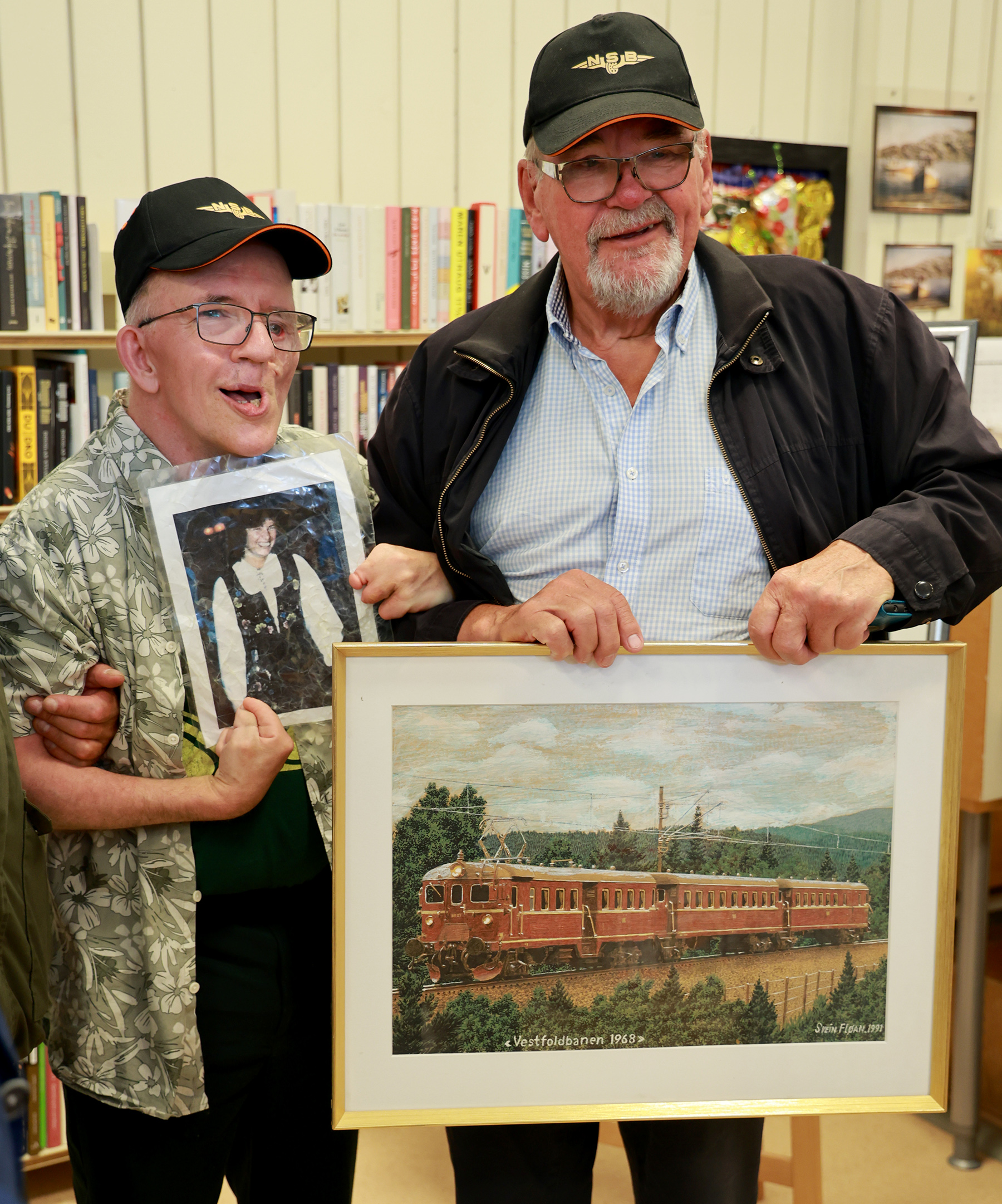Det ble et hjertelig gjensyn mellom Svein Fl&oslash;an og Arne Knutsen, som ofte inviterte med Svein p&aring; turer i lokomotivet.
