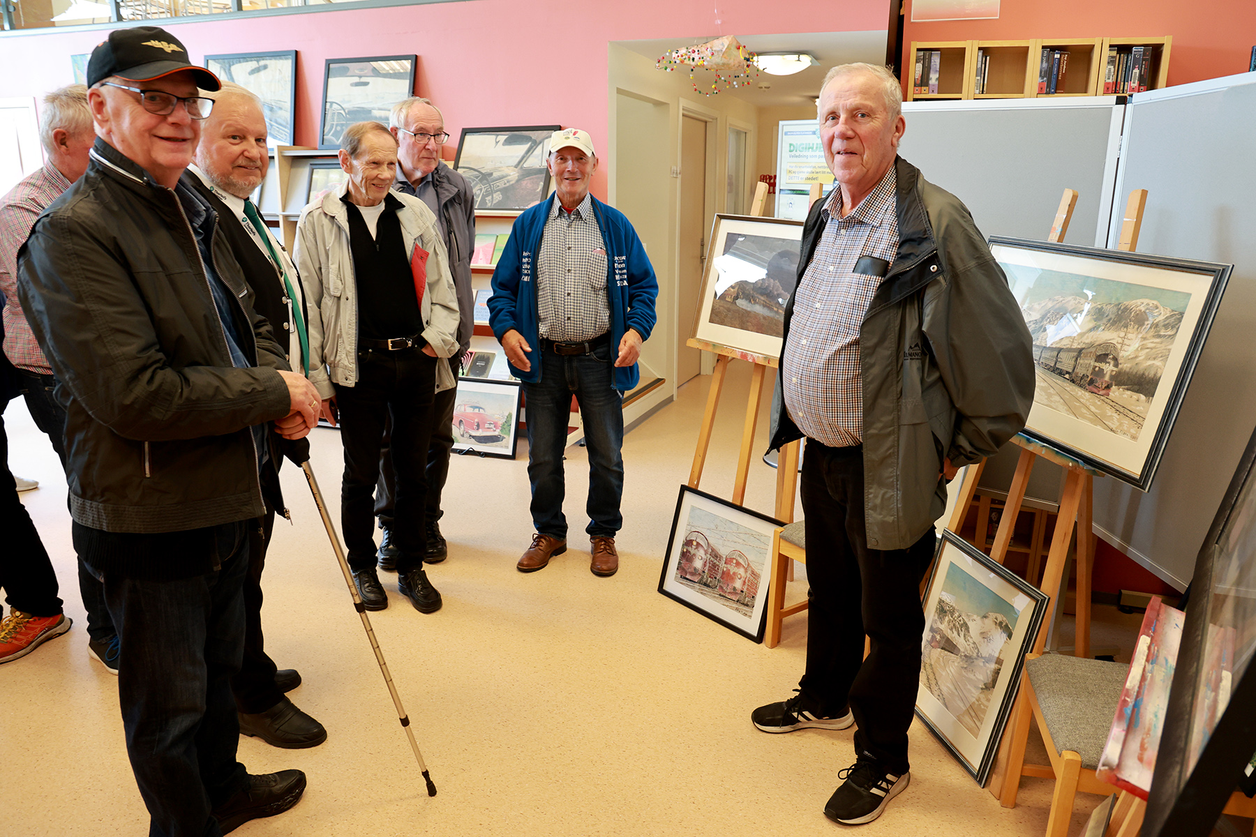 NSB-pensjonistene var imponert over Sveins tegninger, og glade for &aring; se ham igjen. Fra venstre: Edvin Selnes, Steinar J&oslash;rstad, Harry Sollie, Norvald Edgar Nilsen og Olav B. Ons&oslash;yen. 