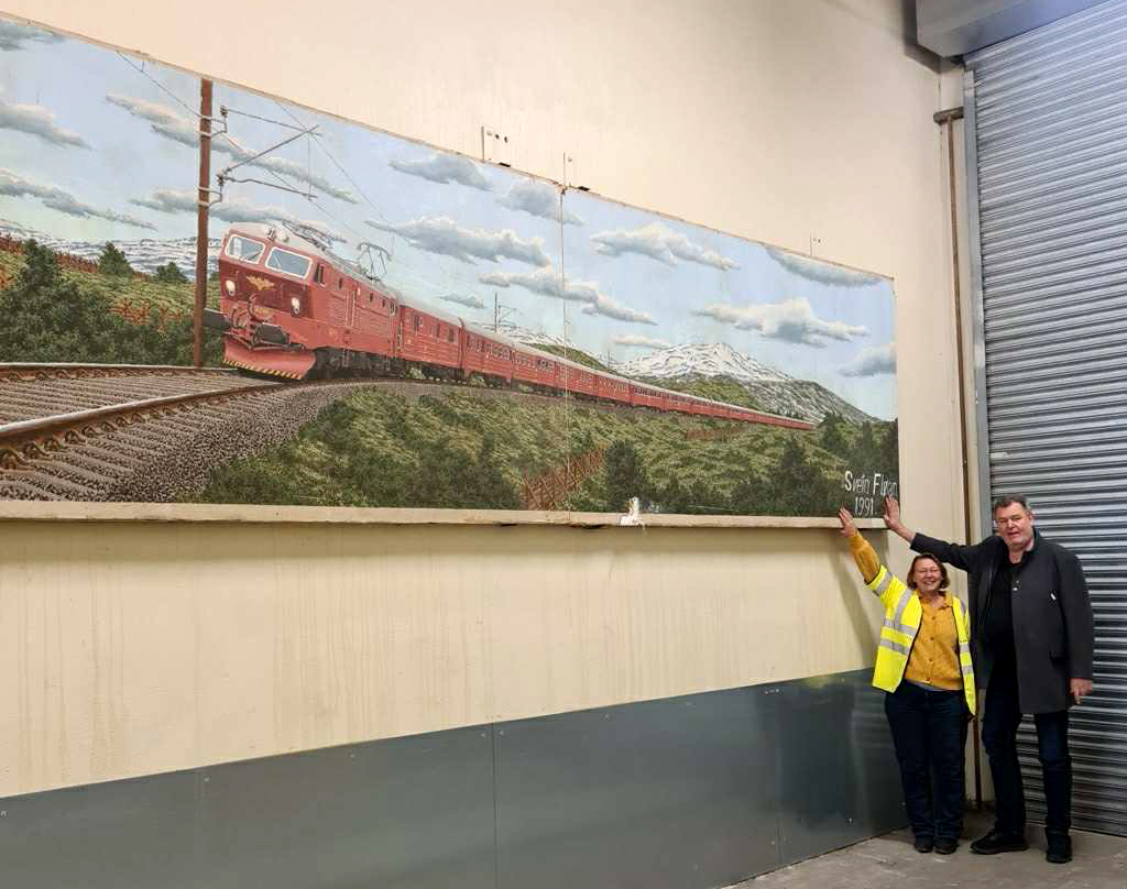 Her henger maleriet p&aring; verkstedet i Marienborg. Berit B&aring;rdstu og Lars Erik Kristiansen satte i gang en bergingsaksjon. (Foto: Privat)
