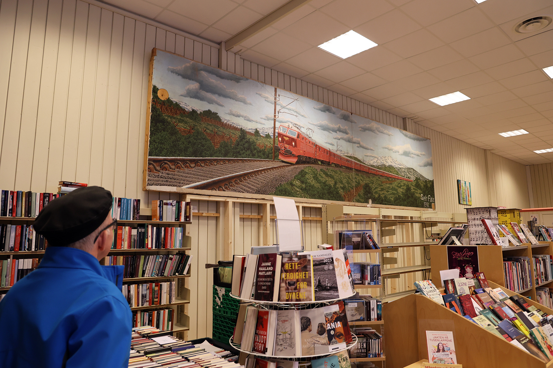 Togmaleriet passet godt p&aring; den h&oslash;ye veggen i biblioteket, der Svein Fl&oslash;an hver torsdag sitter og tegner.