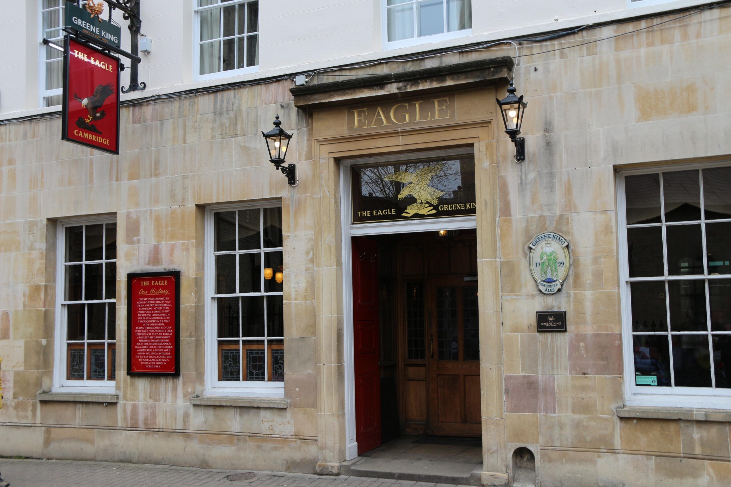 The Eagle, en av Englands eldste puber fra 1667. Her presenterte J. Watson og F. Clark sin oppdagelse av «Secret of life» - DNA-modellen i 1953. (Foto: Reidar Lindseth)