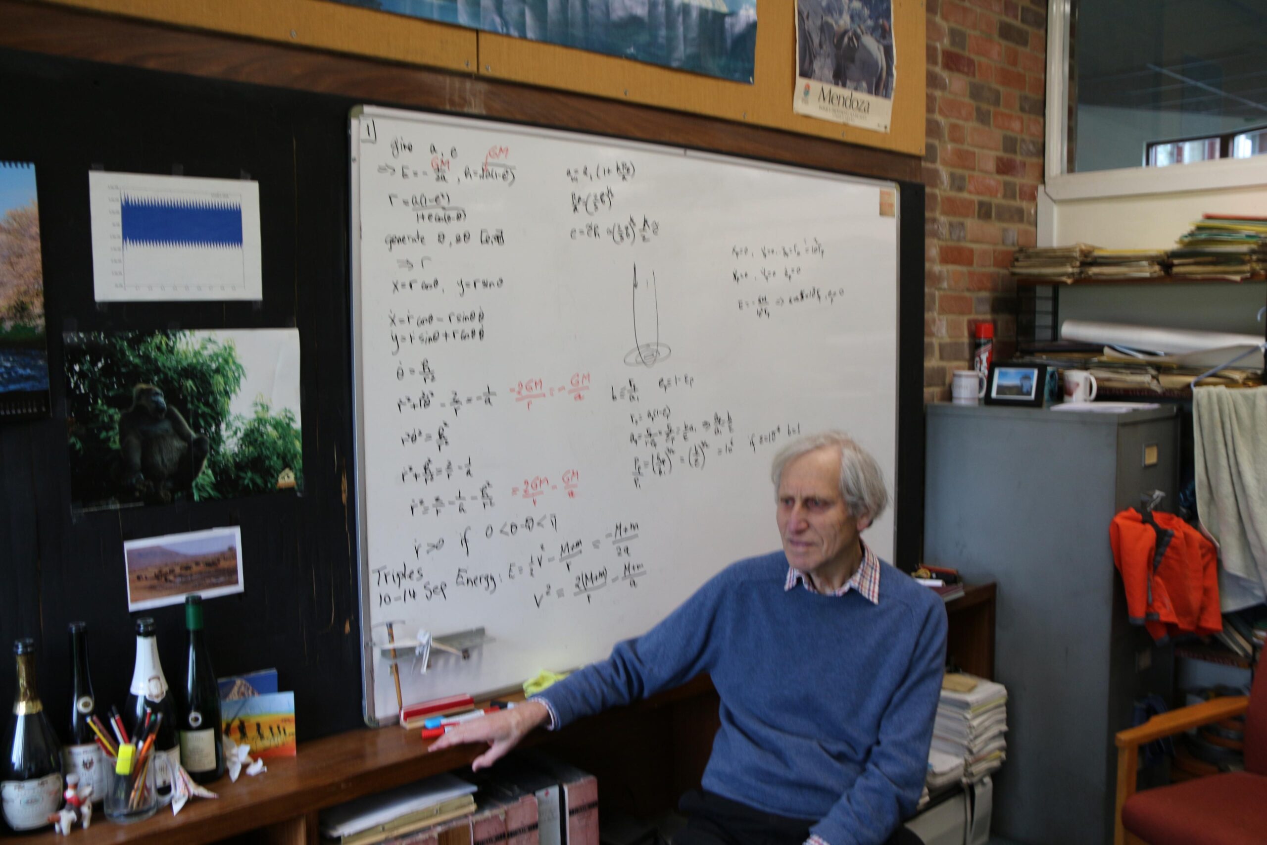 Dr. Sverre Aarseth på sitt kontor i Institute of Astronomy i Cambridge. Bildet er tatt i 2018. (Foto: Reidar Lindseth)