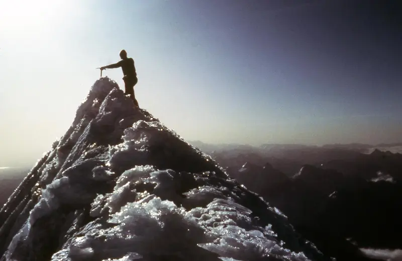 Dette bidet av Sverre er tatt på toppen av fjellet Huayna Potosi (6088 moh.) i Bolivia. Der var han i juli 1983. (Turene er lagt ut på people.ast.com.ac.uk ) (Foto: Utlånt av Sverre Aarseth)