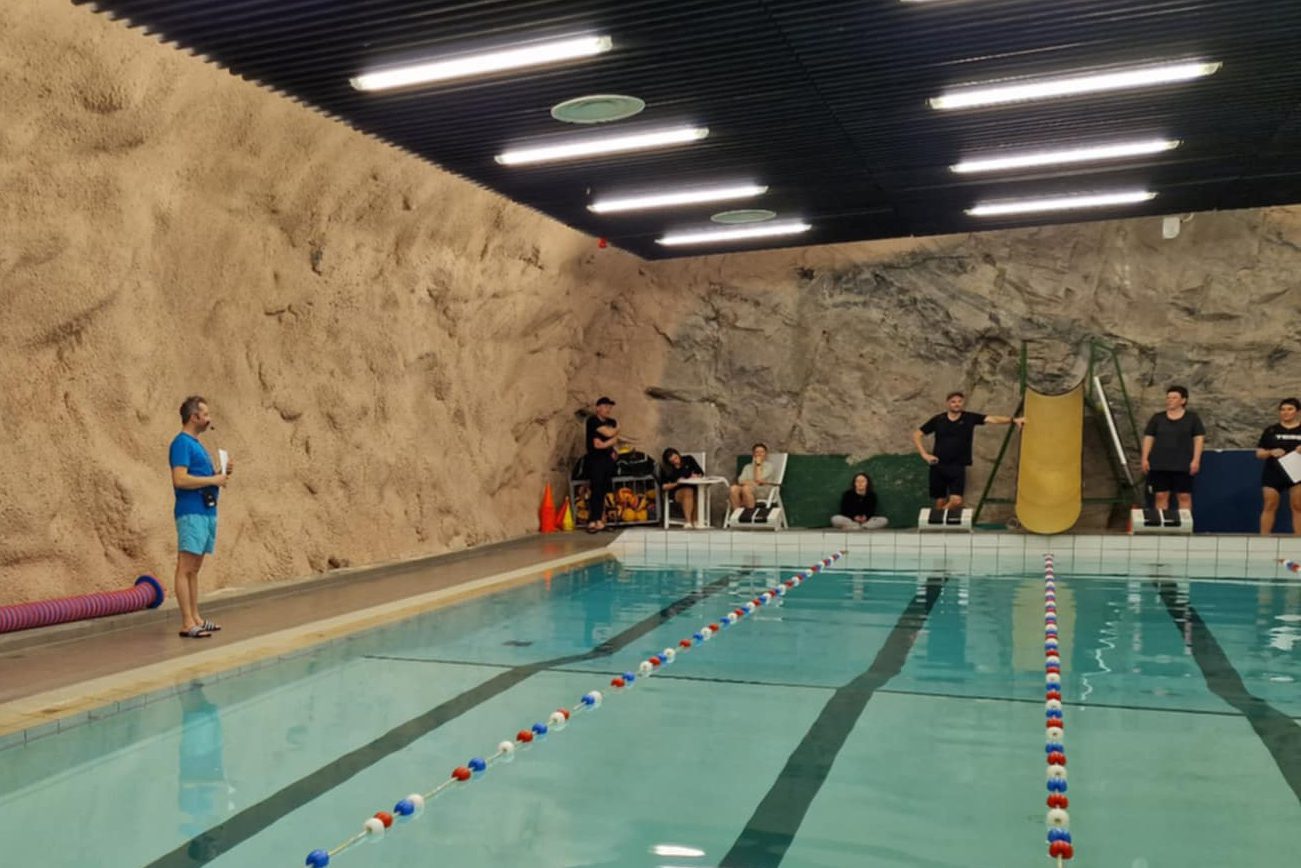 Morten H&aring;gensen ledet det hele fra bassengkanten. (Foto: Solveig Monsen)