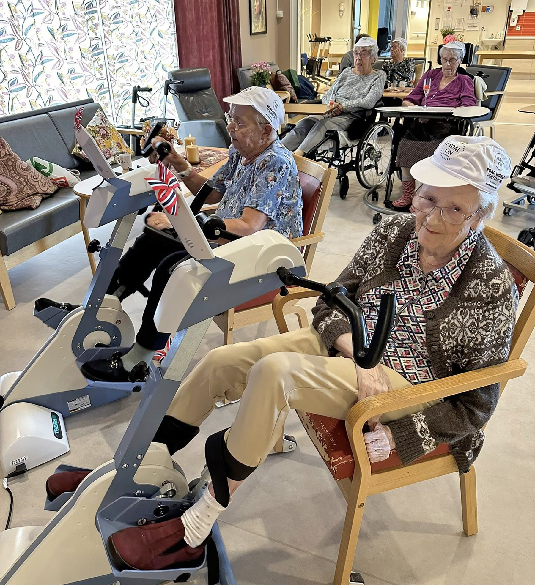 Bj&oslash;rg Rasmussen (til venstre) og Reidun Moe var blant de f&oslash;rste til &aring; sykle da VM ble &aring;pnet. Bj&oslash;rg syklet for &oslash;vrig lengst i fjor, med hele 372 kilometer. (Foto: Pleie- og omsorgstunet)