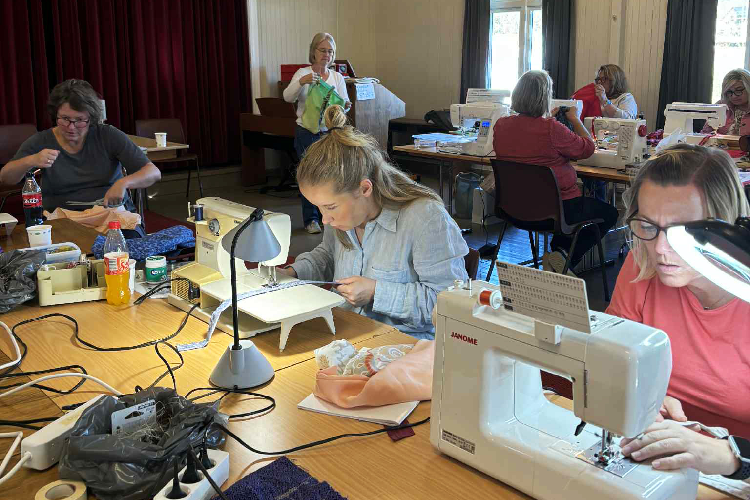 Konsentrert over symaskina, Kaja Angen H&aring;rstad og Nina Lillemark Pettersen.