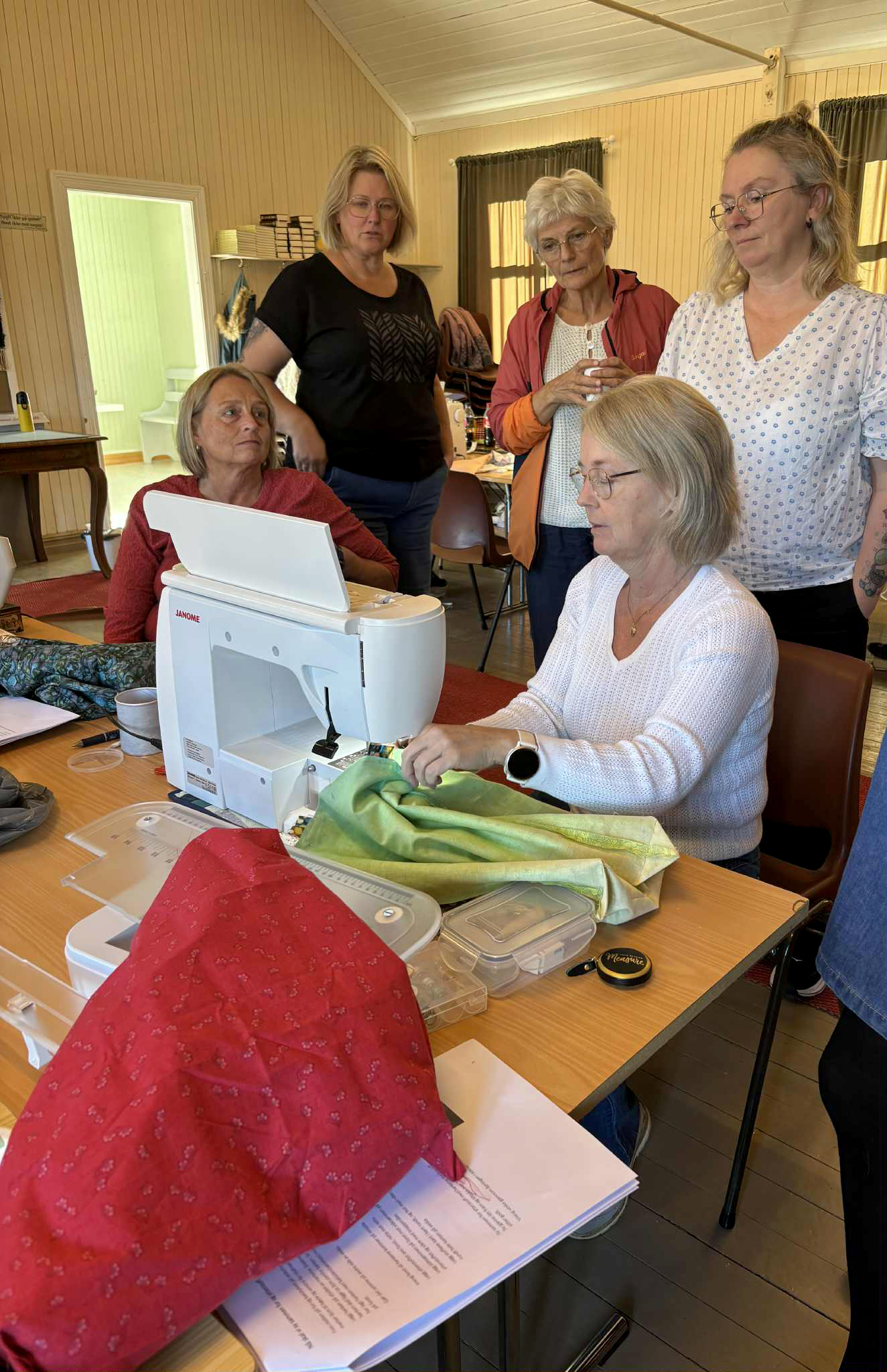 Ved symaskina: Tove Solem Hansen og Hilde Kristin Solum Hansen. Bak fra venstre: Monica Svedjan Jonassen, Ragnhild Riseth og Linn Karin Berre.