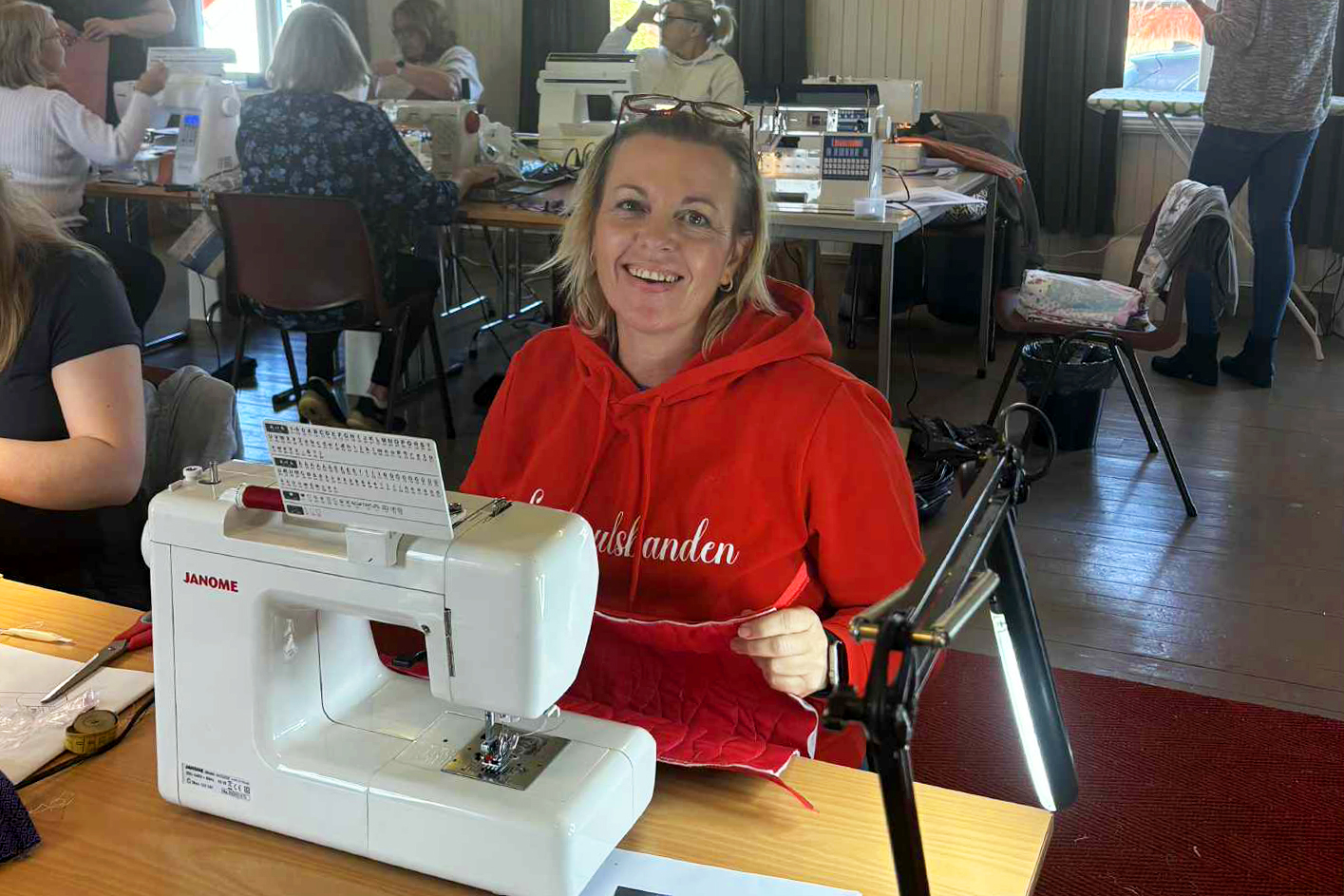Nina Lillemark Pettersen i full sving med symaskina.