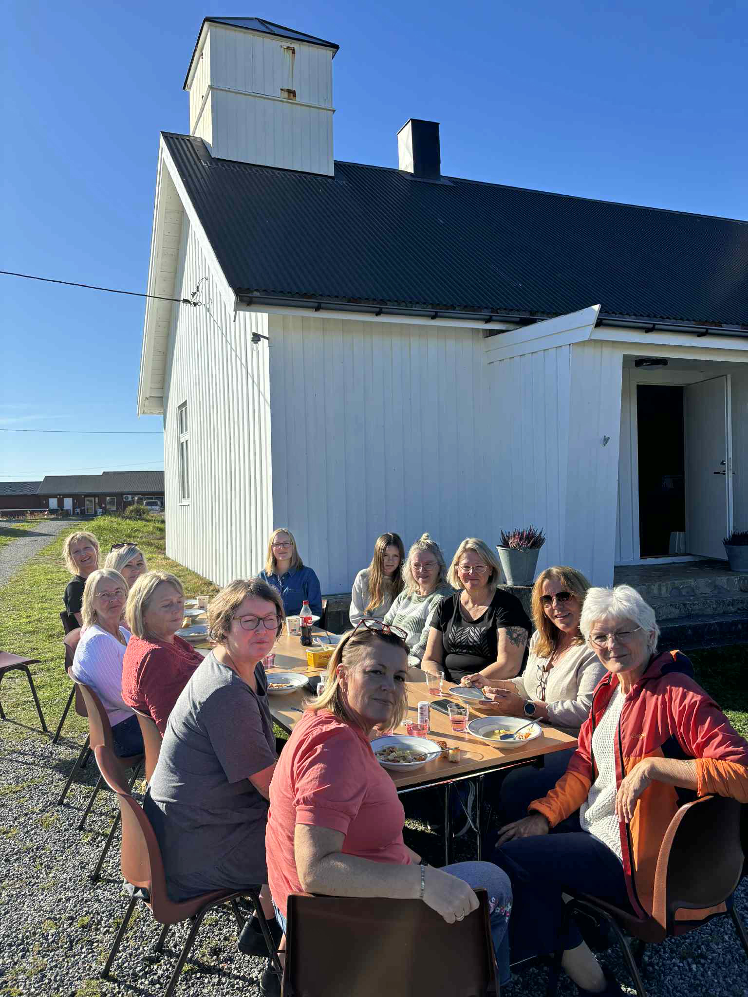 Mat ble inntatt utend&oslash;rs i godv&aelig;ret. Deltakere p&aring; kurset var Tove Solem Halsen, Tone Nytr&oslash;, Ida-Magrit Lindstad Angen, Janniche S&aelig;ther Ottesen, Linn Karin Berre, Nina Lillemark Pettersen, Ragnhild Riseth, Sigrid T. Angen, Kaja Angen H&aring;rstad, Elen Amalie T. Angen og Lovise Angen. Kursledere var: Hilde Kristin Solum Hansen og Monica Svedjan Jonassen. (Foto: Kaja Angen H&aring;rstad)