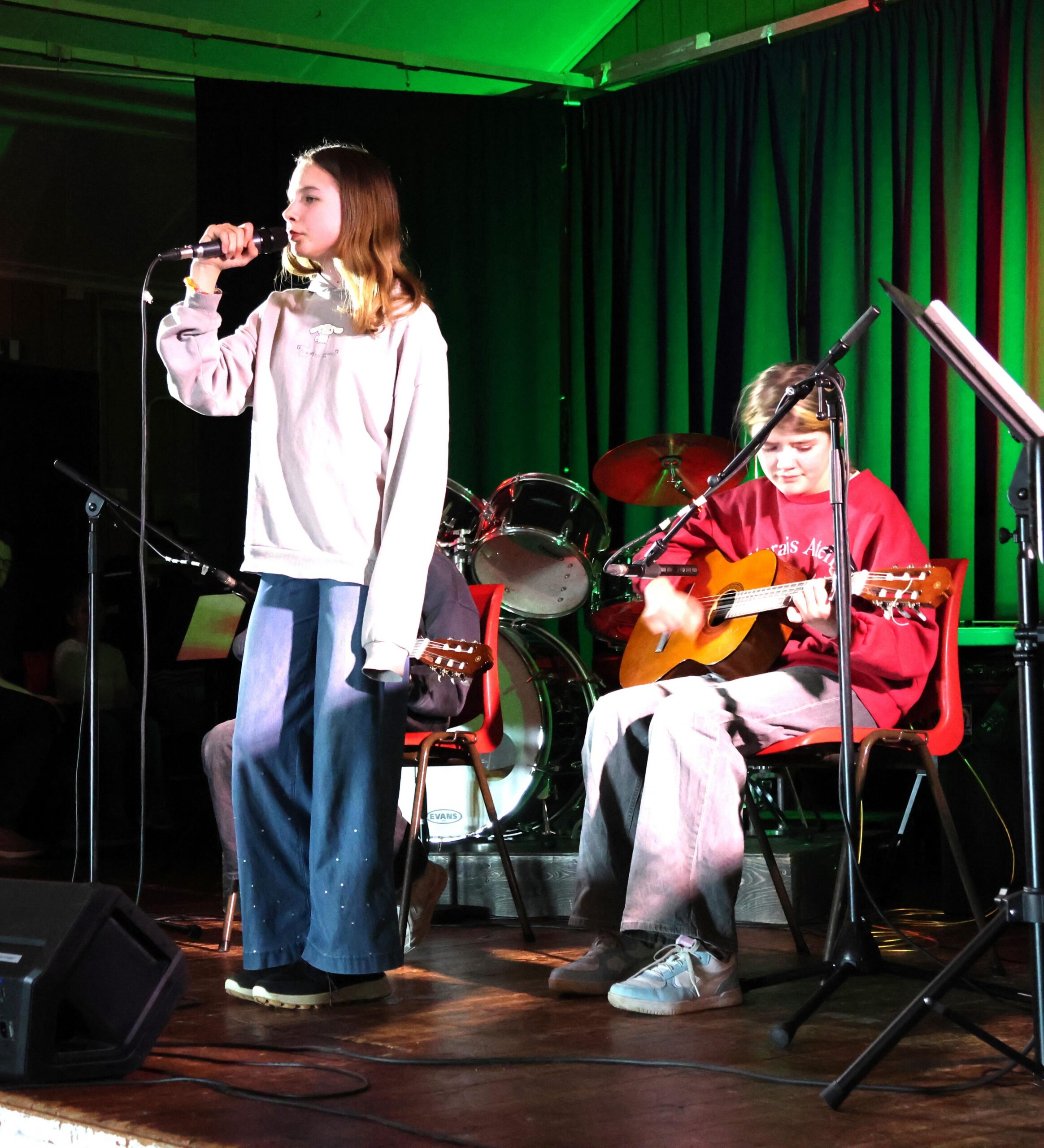 Synne var vokalist på låta "Siste dans" mens Alma og Vilde (skjult) akkompagnerte.