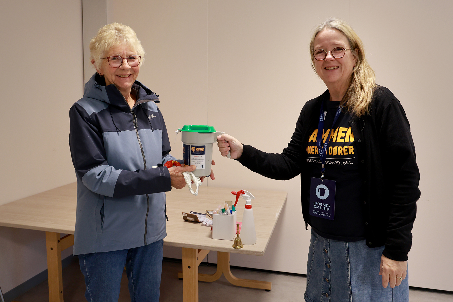Anne Laukvik gikk runden p&aring; J&oslash;ssund og Oppland, og leverte b&oslash;ssa til Linda Forsaa Geving i kommunekomiteen.