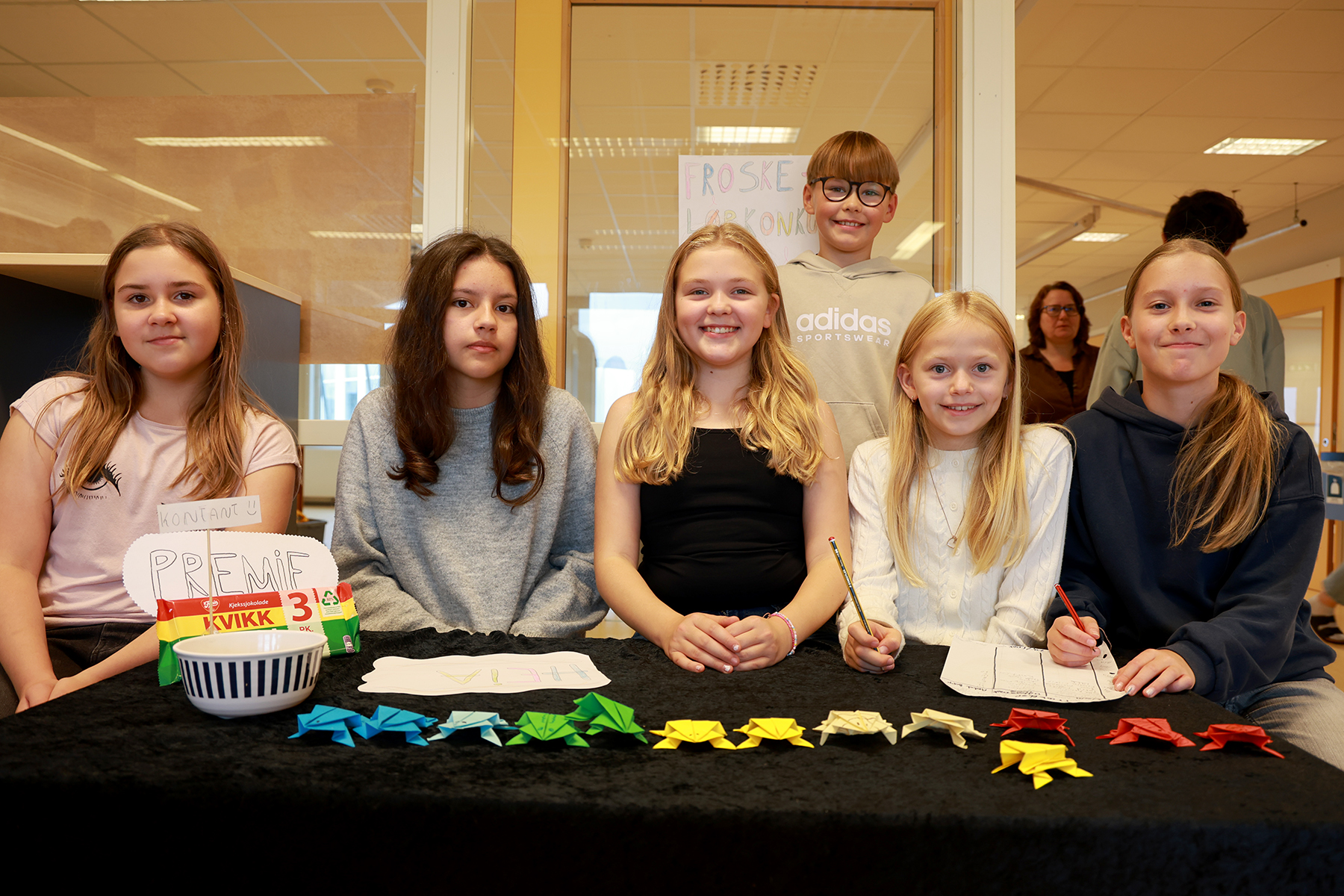 Frosker i forskjellige farger på rekke og rad. Fra venstre: Miroslava, Madeleine, Emilia, Mikkel, Rebecca og Sara.