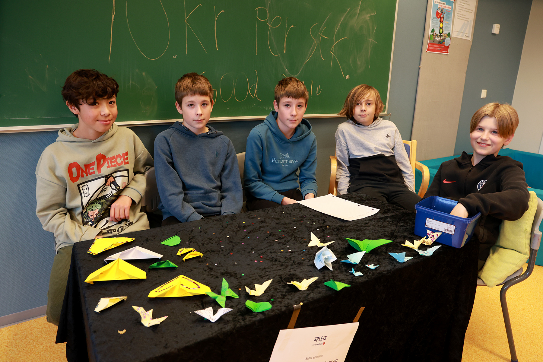 Elevene har lagd bordpynt som de solgte på aksjonsdagen. Fra venstre: Arthur Viktor, Sander, Tobias og Truls.