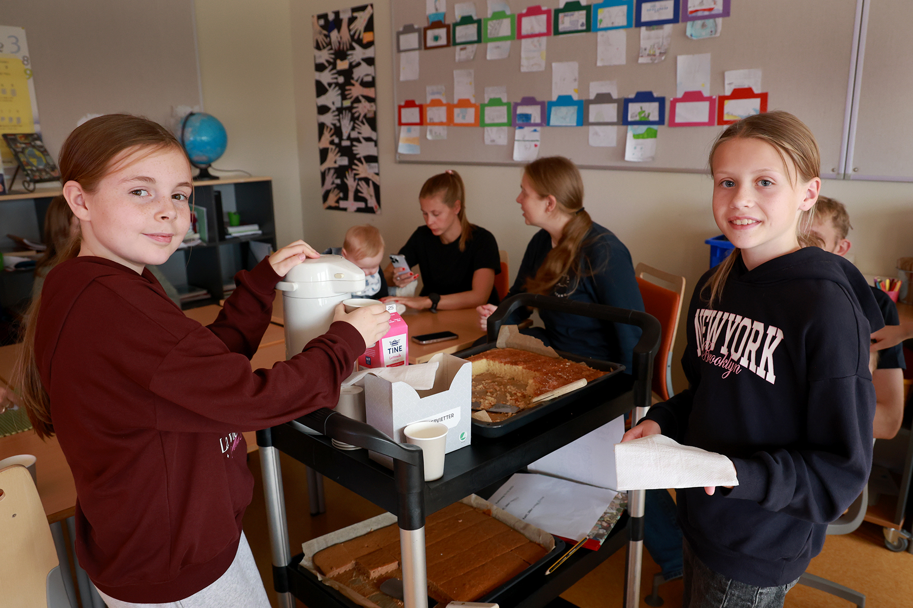 Sanna (til venstre) og Vilde solgte kake til inntekt for TV-aksjonen.