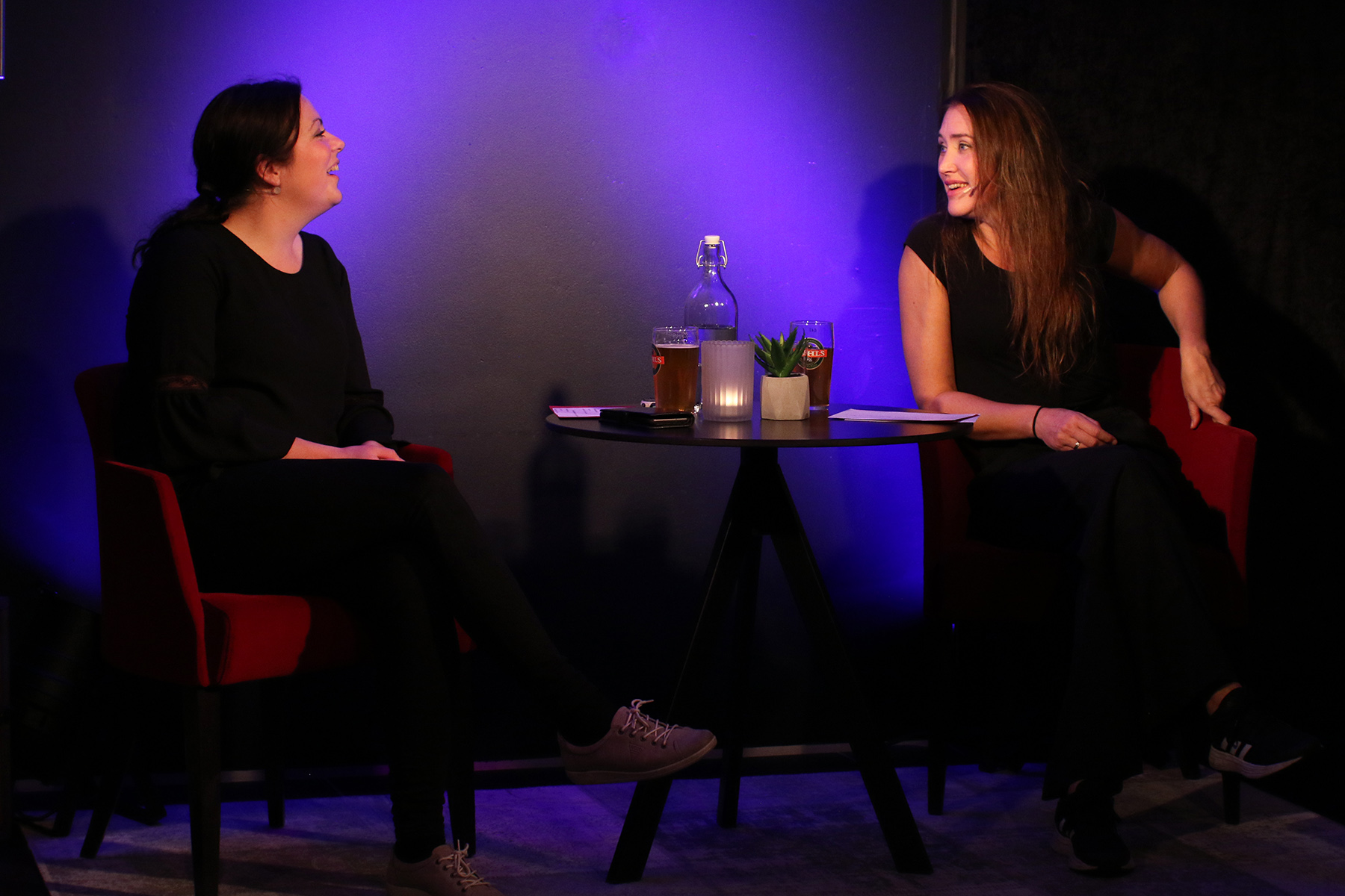 Anna Josefine Kval&oslash;s&aelig;ter (til venstre) og Terese Moe Dahle har kjent hverandre siden de vokste opp i lag, og har spilt mye sammen - her i forestillingen "At det va".