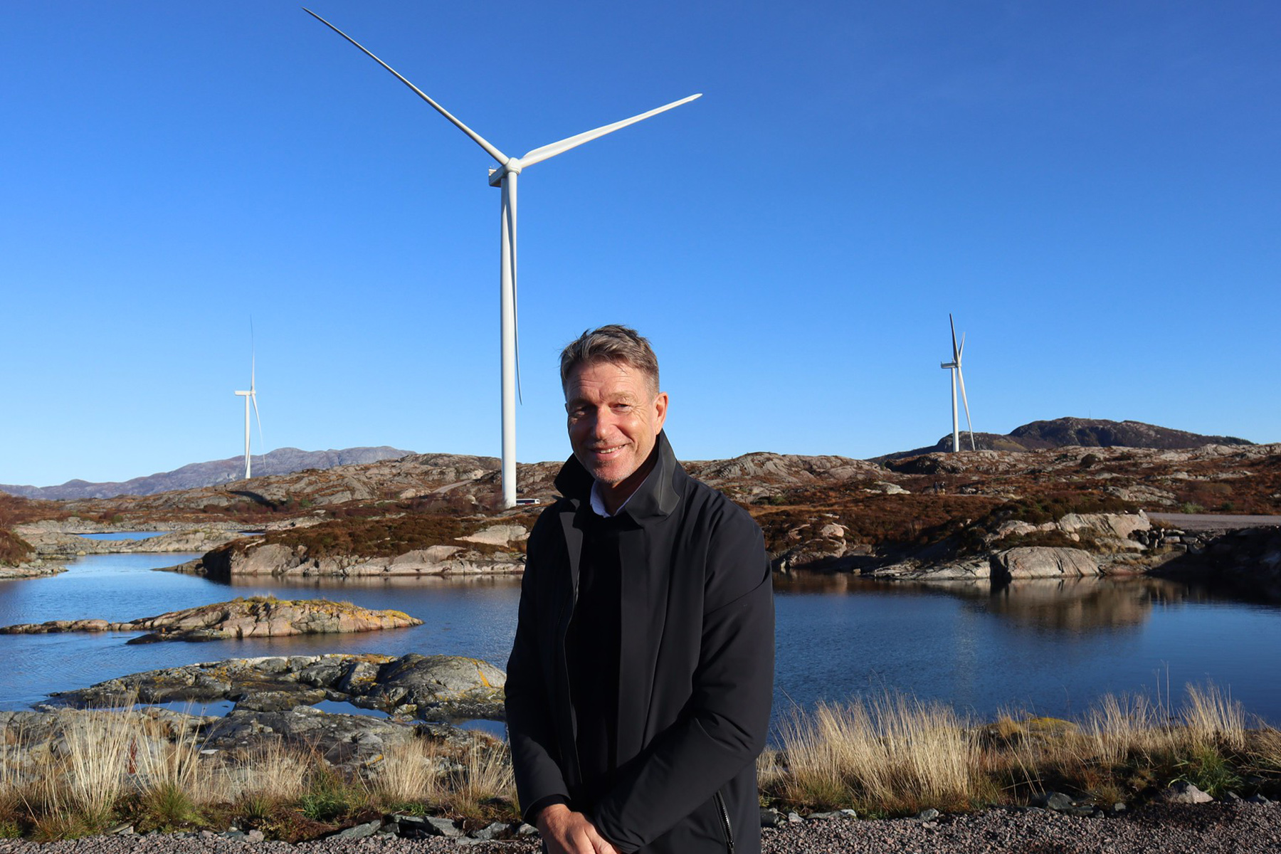 Energiminister Terje Aasland under bes&oslash;k p&aring; et annet vindkraftverk. (Arkivfoto: OED)