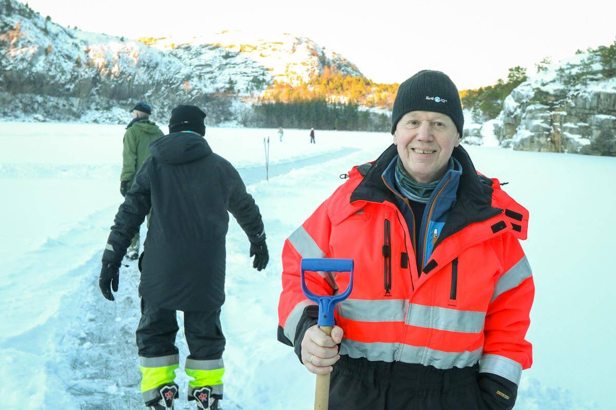 Terje Derås har sjekket isen og måket bane, og han håper mange finner fram skøytene og tar seg en tur på Hillstadvatnet.