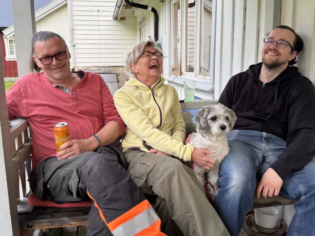 Siri er ei sprudlande dame. Ho meiner ho har vore veldig heldig med familien sin. Her med ektemannen Terje, hunden Hugo og sonen Isak. Foto: Privat. 