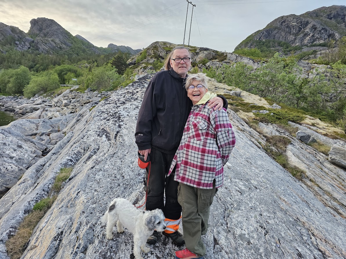 Terje er ein stor st&oslash;tte for Siri i kvardagen. Dei har vore gift i over tredve &aring;r. Hunden Hugo er ogs&aring; med og gir Siri energi og turar ut i naturen. Foto: Privat. 