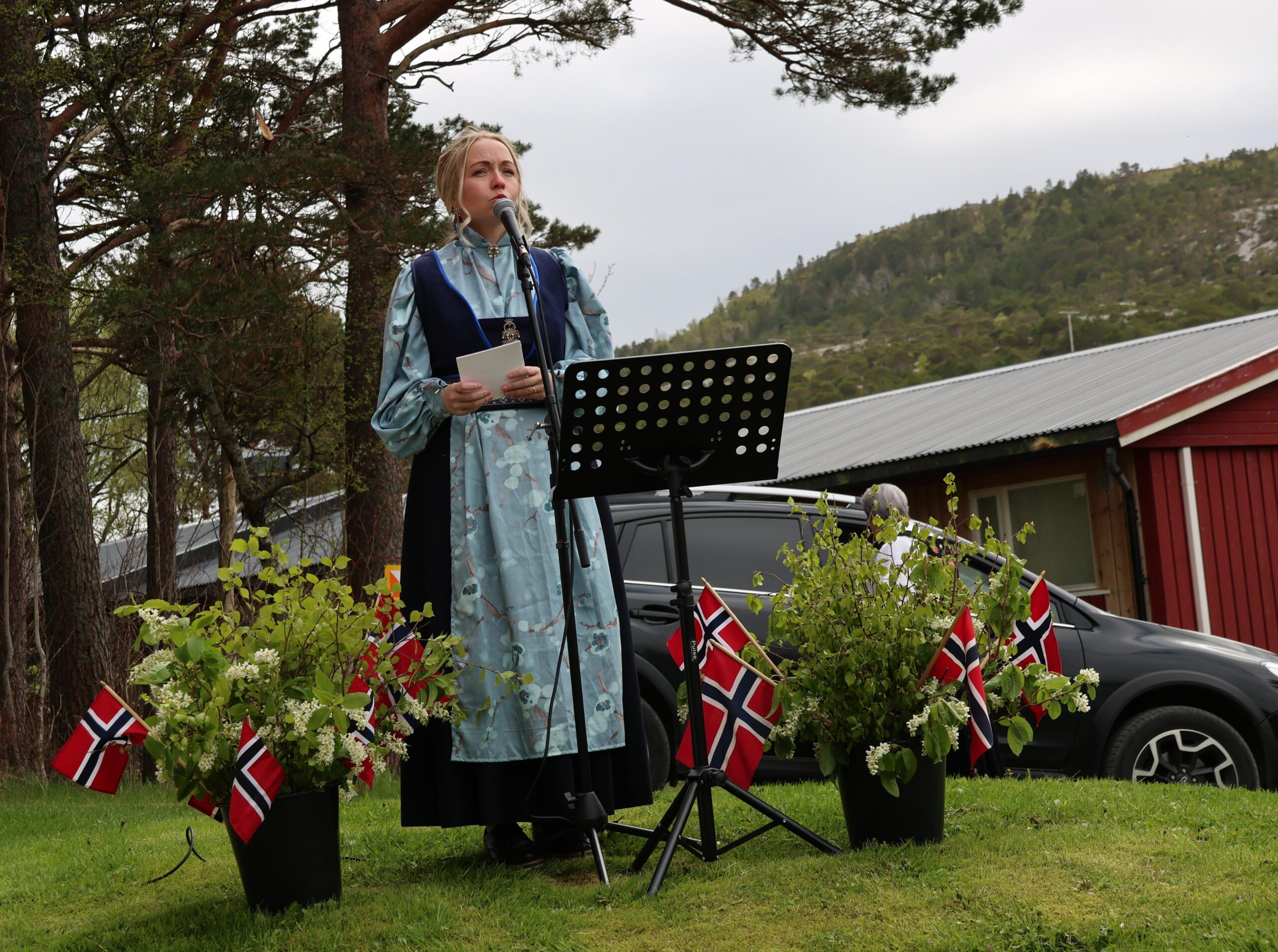 Vi m&aring; alle v&aelig;re med &aring; bygge demokratiet, slo Thea Constanse Eian Lindseth fast. 