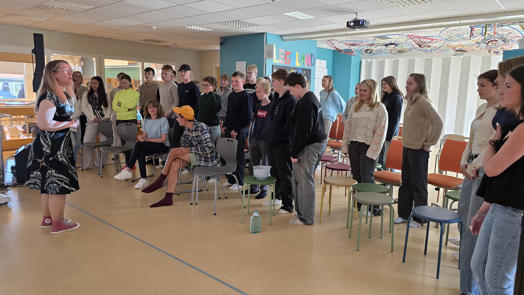 Etter foredraget om den j&oslash;diske jenta, sang ungdomsskoleelevene "Til ungdommen". Til venstre l&aelig;rer Kristin Einvik. (Foto: Morten Kristiansen)