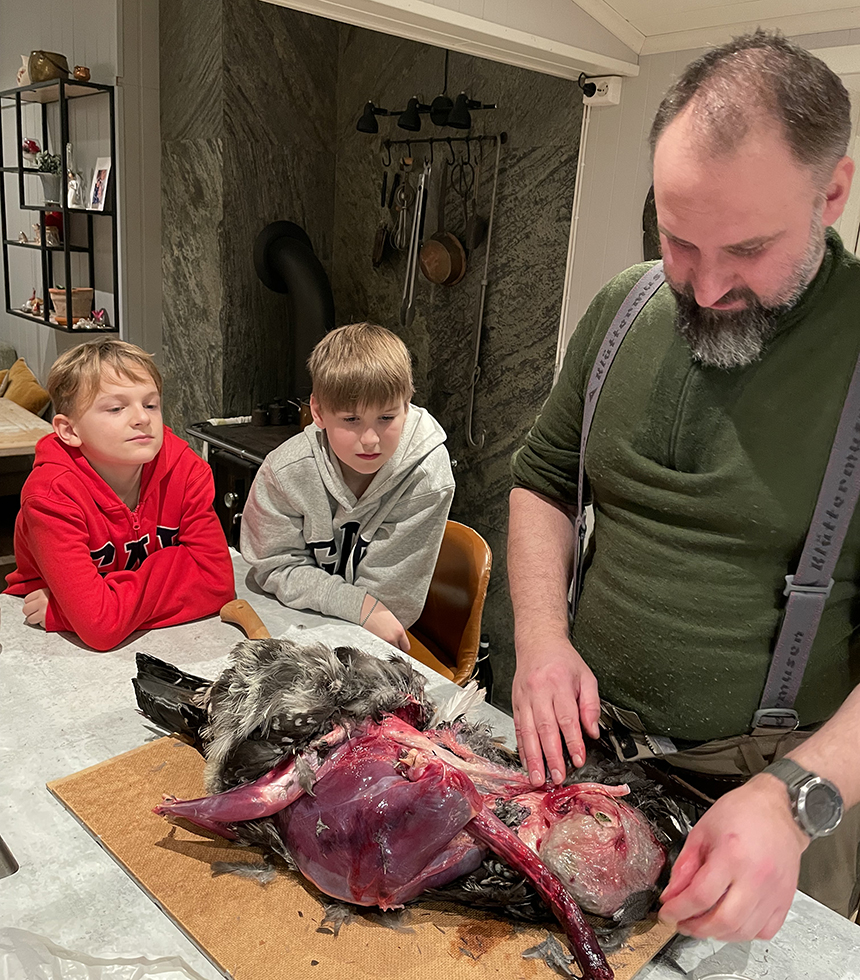 Theodor Guldvik gjør klar kveldens hovedrett, selvskutt tiur. (Foto: Privat)