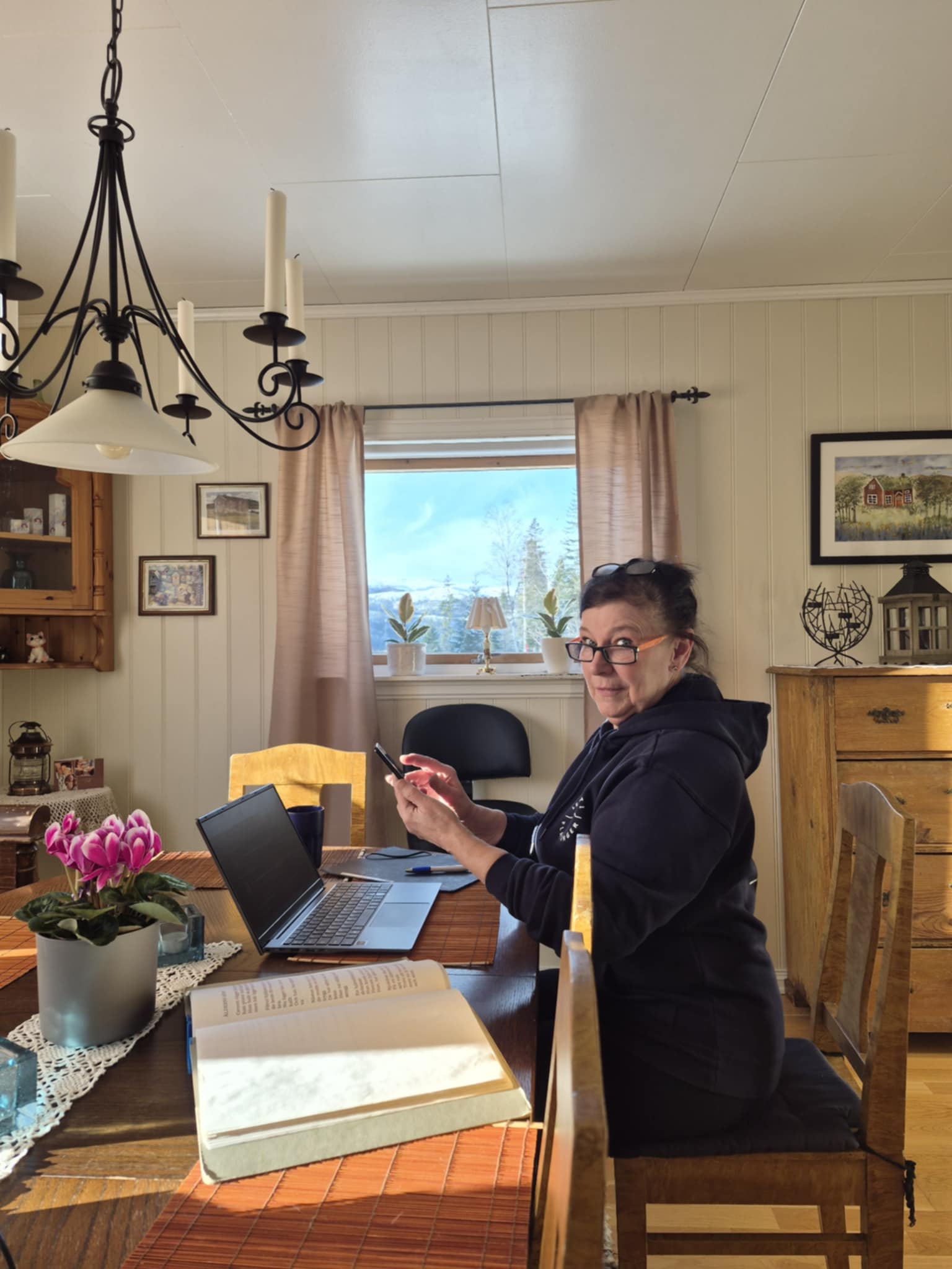 Toivie Clearinge nyter inspirasjonen fra vinduet hjemme i Fl&oslash;an disse vinterdagene. Foto: Privat.