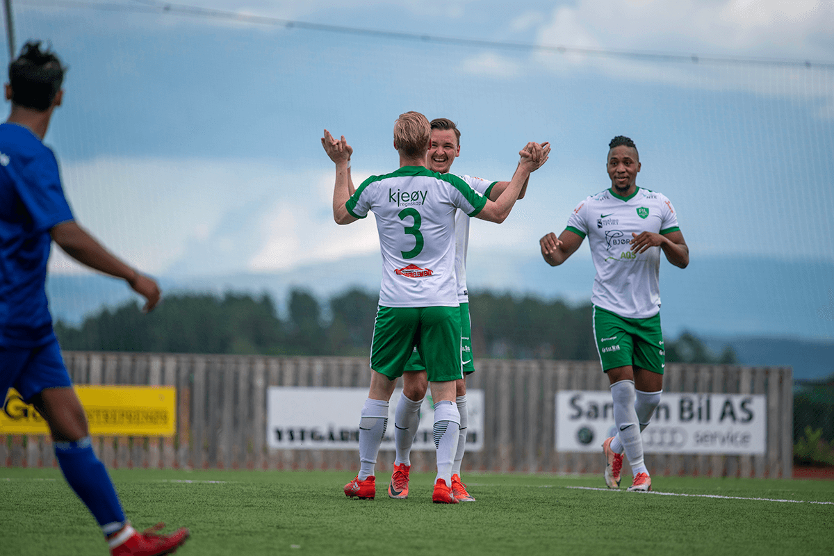 Tommy Torgersen Skorstad har signert for Flatanger, og leverte en god kamp - her sammen med Patrick Jr. Nzobo som singerte foran forrige treningskamp - to gode forsterkninger for Flatanger. (Foto: Kristian Dahle Klocke)