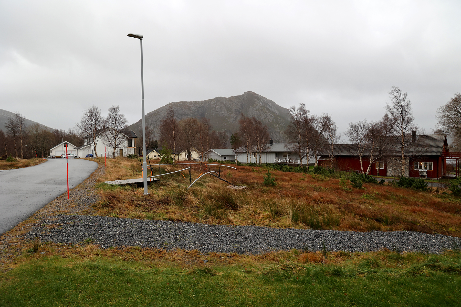 De to ledige tomtene grenser inn til bebyggelsen p&aring; Lauvsneshaugen.