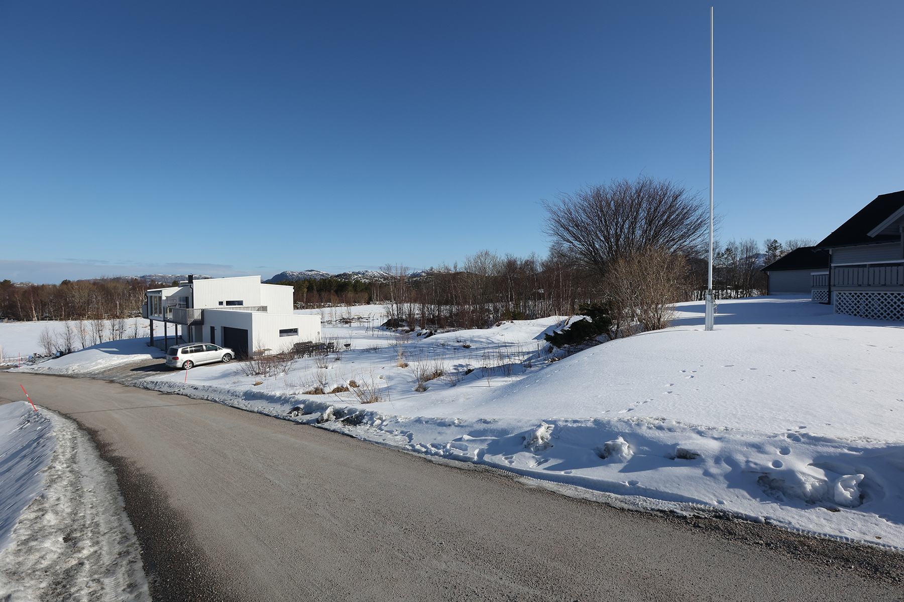 Adkomst til tomta kommer midt i bildet, og selve byggene er planlagt med fasade mot dyrkajorda.