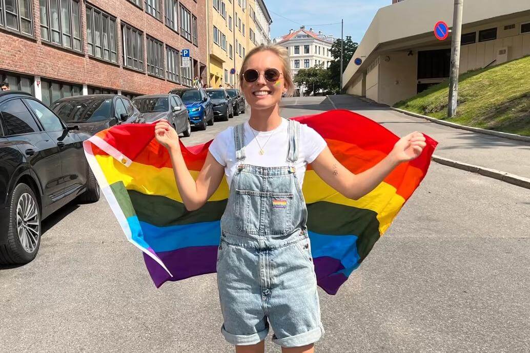 Tora Dahle Aag&aring;rd f&oslash;ler seg utrygg som homofil, men fortsetter kampen. Etter &aring; ha kommet hjem l&oslash;rdag morgen, dro hun og kj&aelig;resten ut med Pride-flagget. (Foto: Privat)