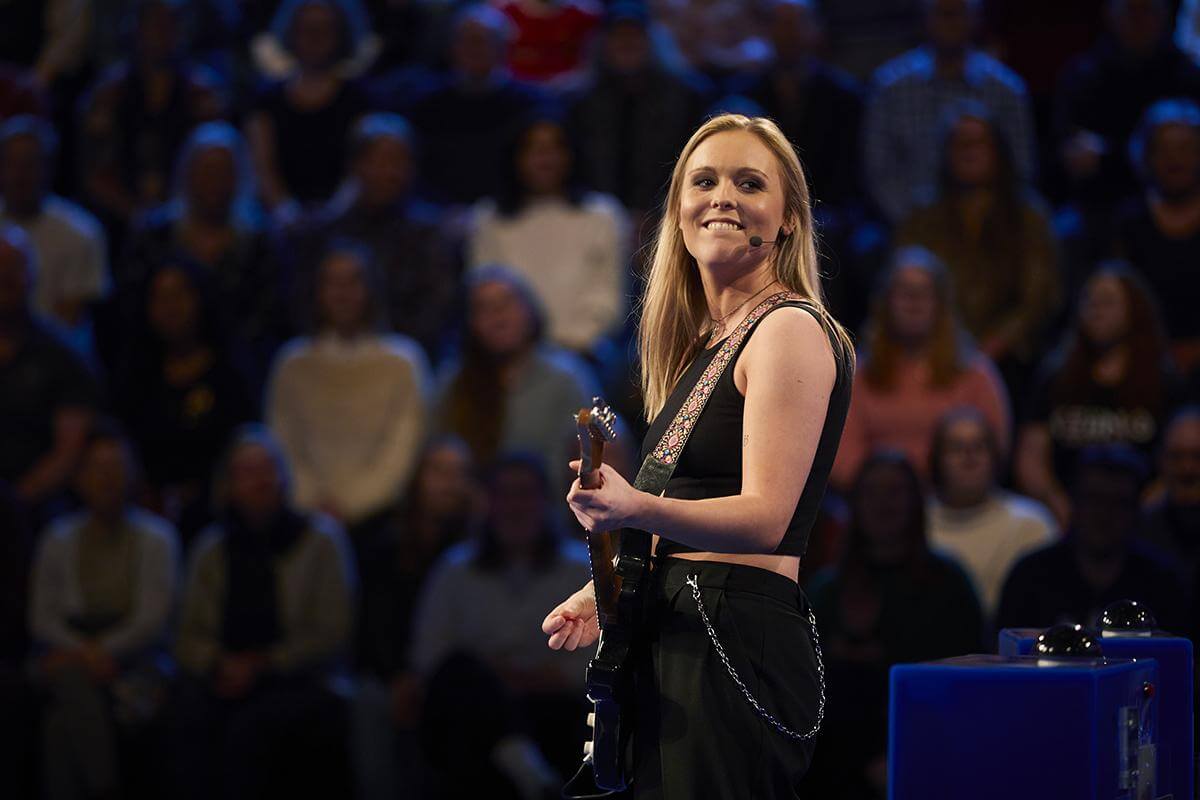 Tora synger, men drar ogs&aring; en real gitarsolo i kveldens Beat for Beat". (Foto: Ann Kristin Engebakken/NRK)