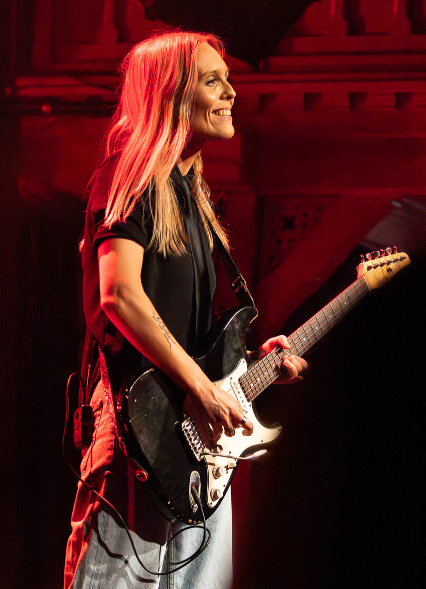 Tora har laget en publiumsvennlig forestilling som tok oss høyt og lavt. (Foto: Gerd Stiberg/Jazzfest)