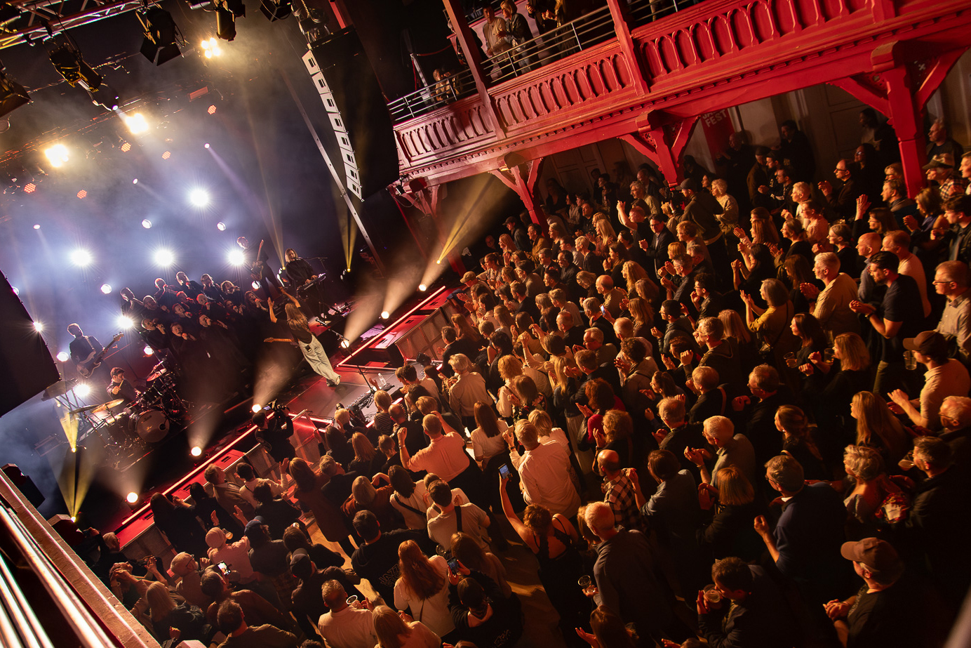 Tora, bandet Tora DAA og gospelkoret A Capallissimo høstet stående applaus. (Foto: Gerd Stiberg/Jazzfest)