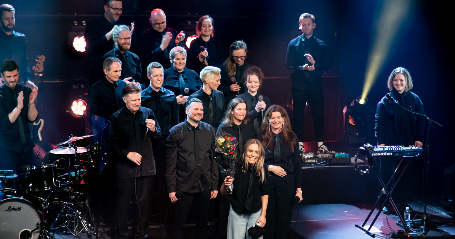 Blomster etter uframføringa av "Hallelujah". (Foto: Gerd Stiberg/Jazzfest)