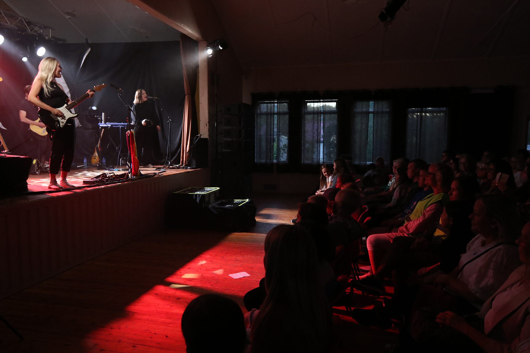 Tora p&aring; scenen p&aring; samfunnhuset, med fullsatt sal - rundt 180 publikummere.