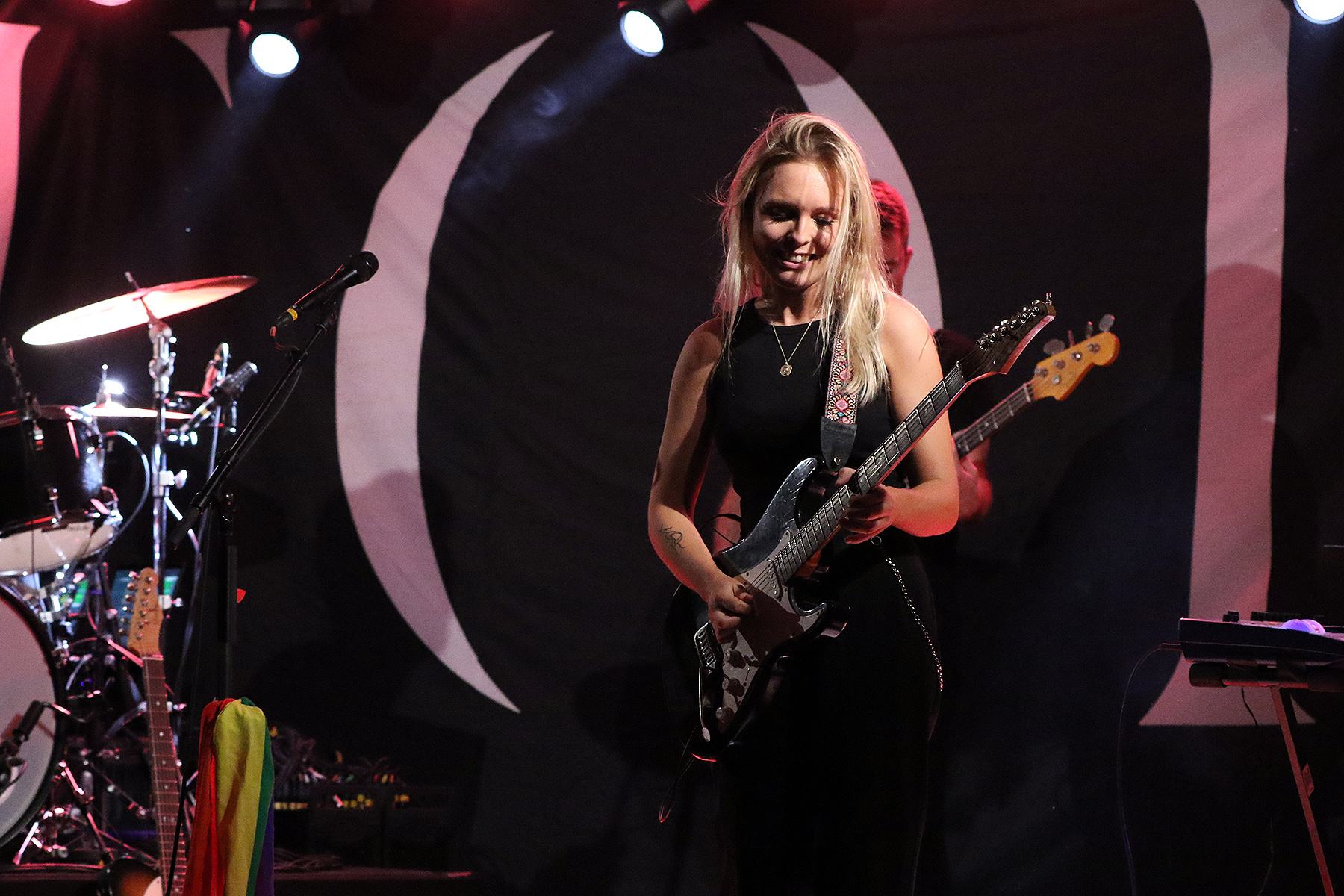 Tora spiller b&aring;de gitar, bass og perkusjon p&aring; det nye albumet. N&aring; skal hun og bandet ut p&aring; slipp-turn&eacute;!