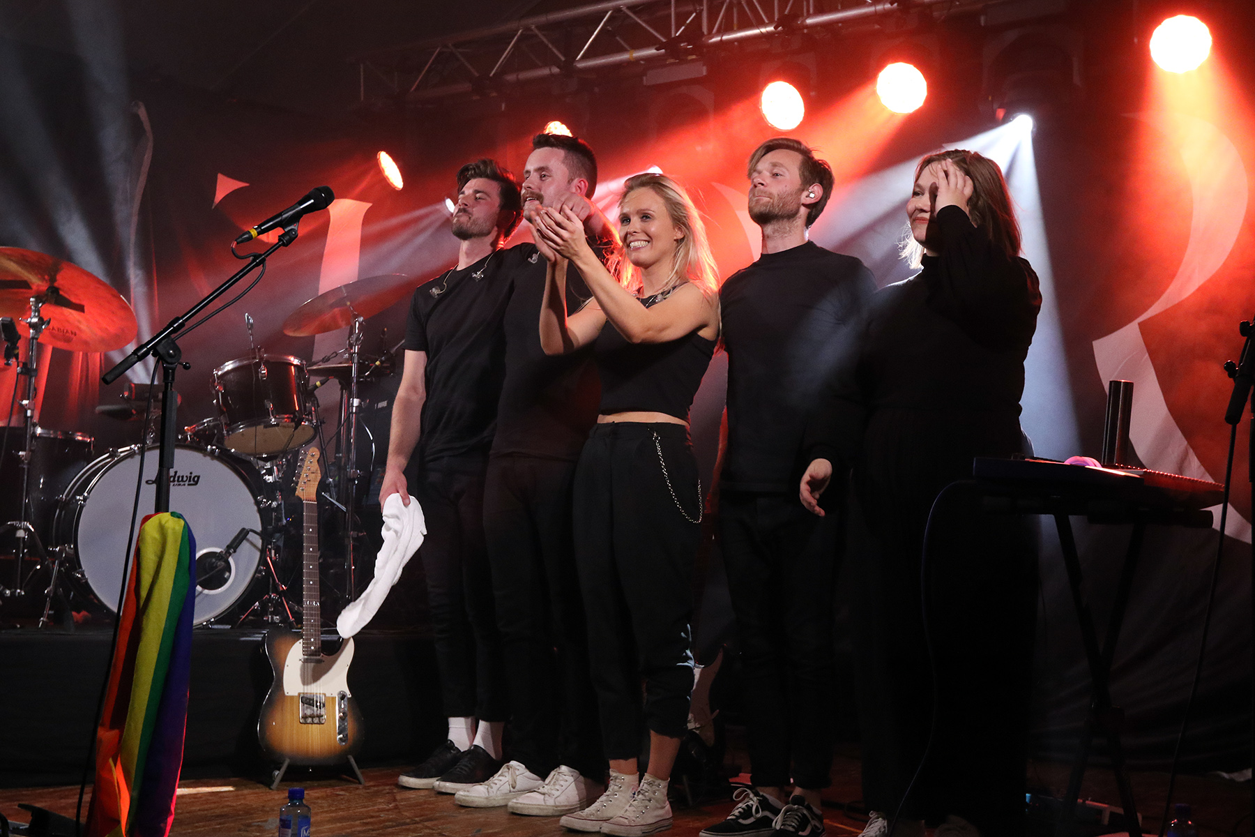 St&aring;ende applaus for Tora etter konserten, fra venstre: Magnus Galguften, Isak Seltveit, Tora Dahle Aag&aring;rd, Anders Br&oslash;nstad og Guri Tran&aring;s.