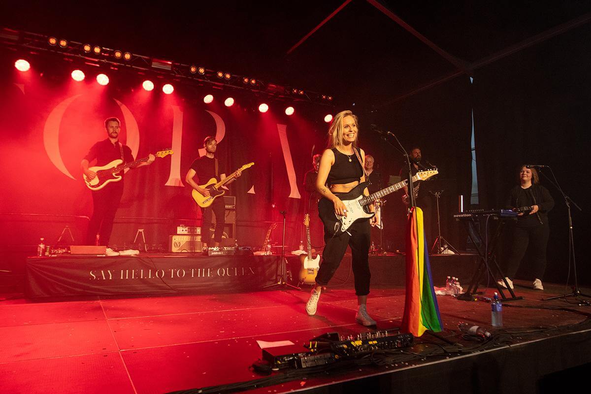 Tora koste seg p&aring; scenen under Steinkjerfestivalen, med Prideflagget i mikrofonstativet. (Foto: &Oslash;yvind Malum, Steinkjerfestivalen)
