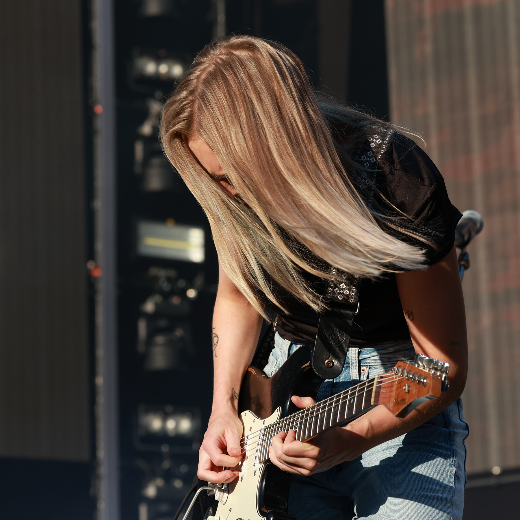 Tora slipper &aring; ty til strikking. Hun kan bare fortsette &aring; spille gitar for &aring; holde sykdommen i sjakk.