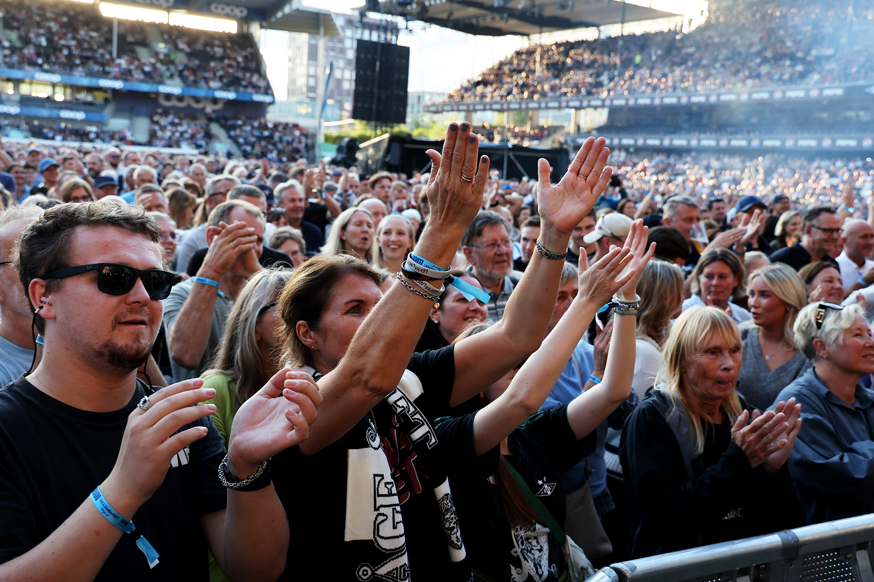 Et menneskehav m&oslash;tte Tora og de andre artistene som varmet opp for &Aring;ge p&aring; Lerkendal torsdag.