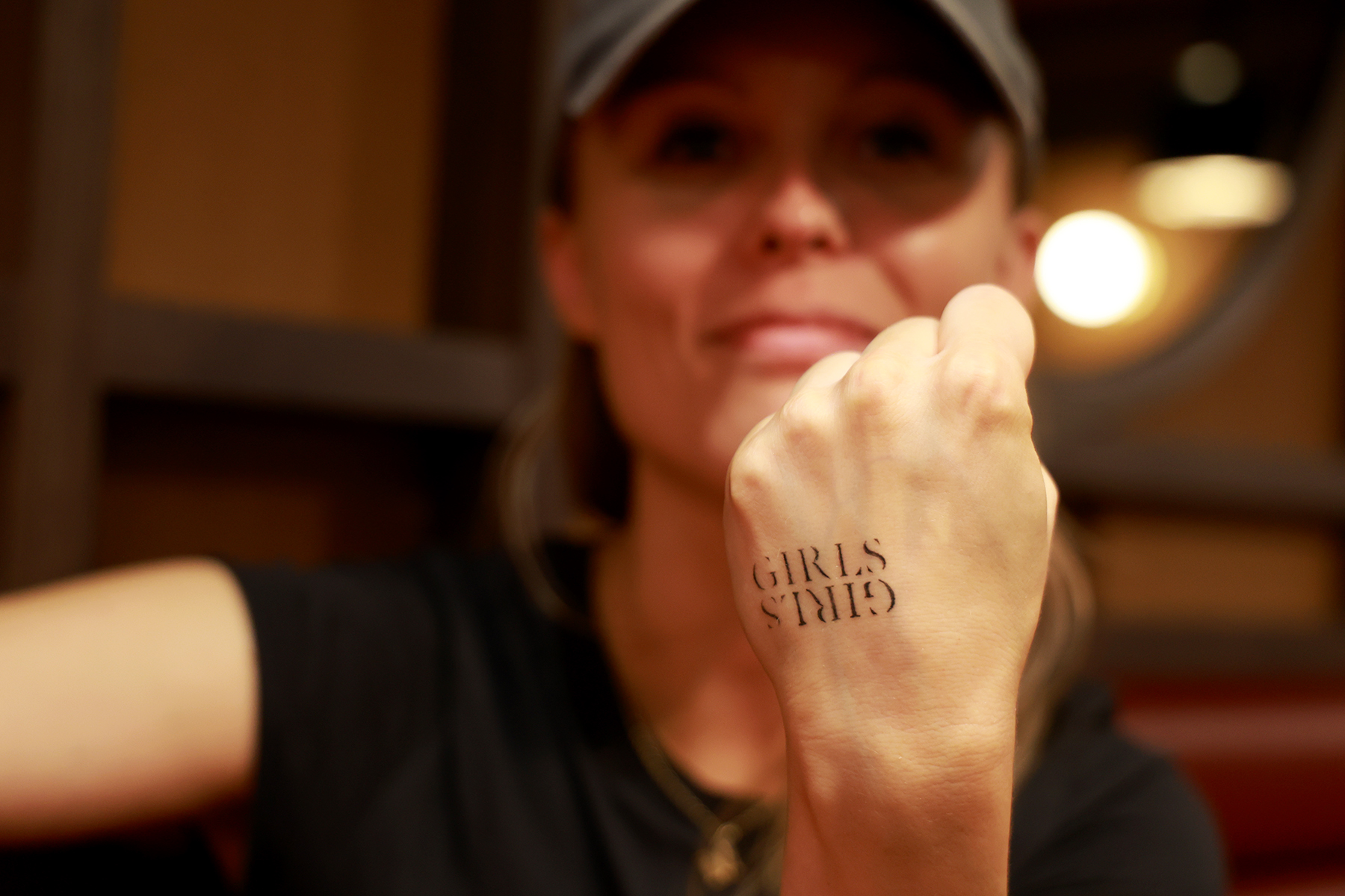 GIRLPOWER: "Girls" var bandets andre album, og Tora har f&aring;tt tittelen tatovert. 