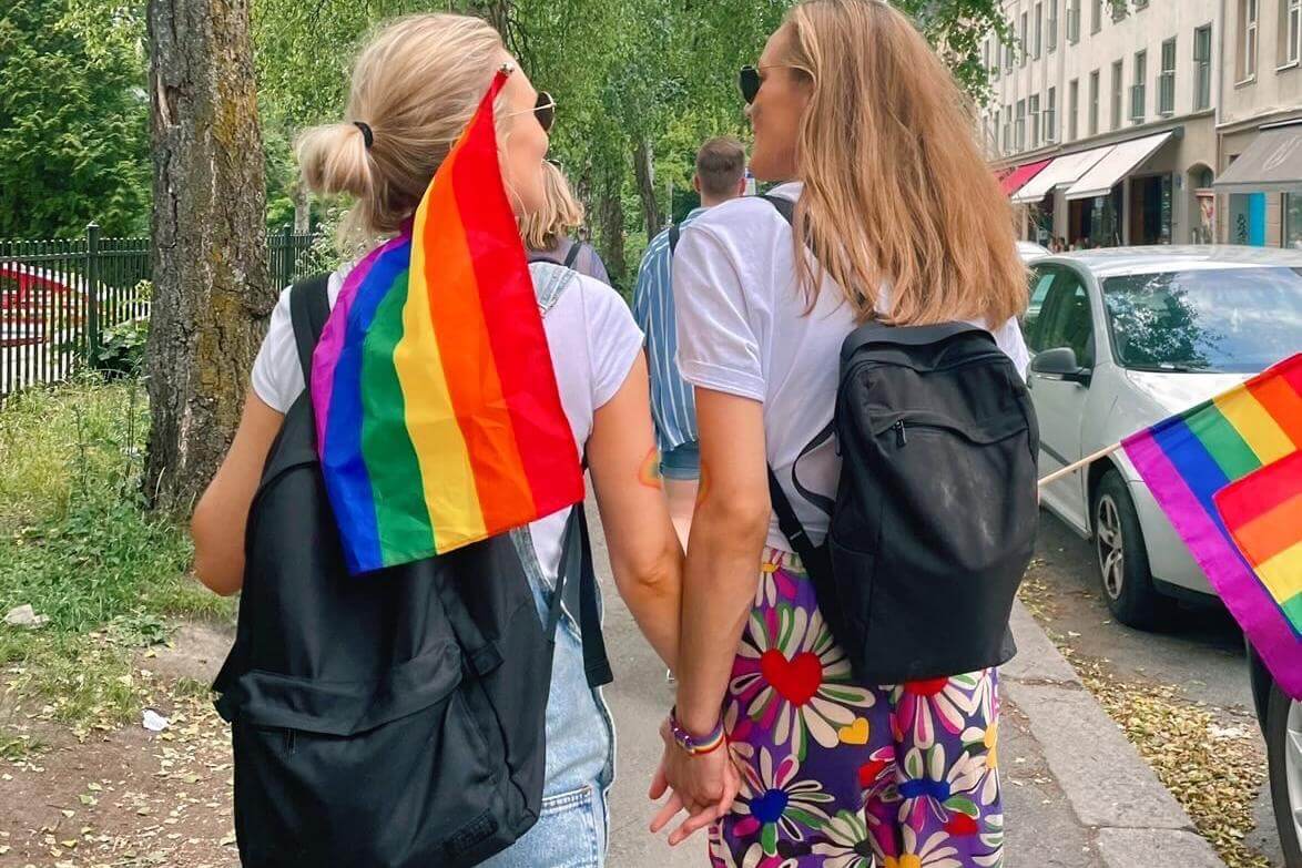 Tora og kj&aelig;resten Maiken holder hverandre i hendene s&aring; ofte de kan, men opplever ofte at det er vanskelig. (Foto: Privat). 