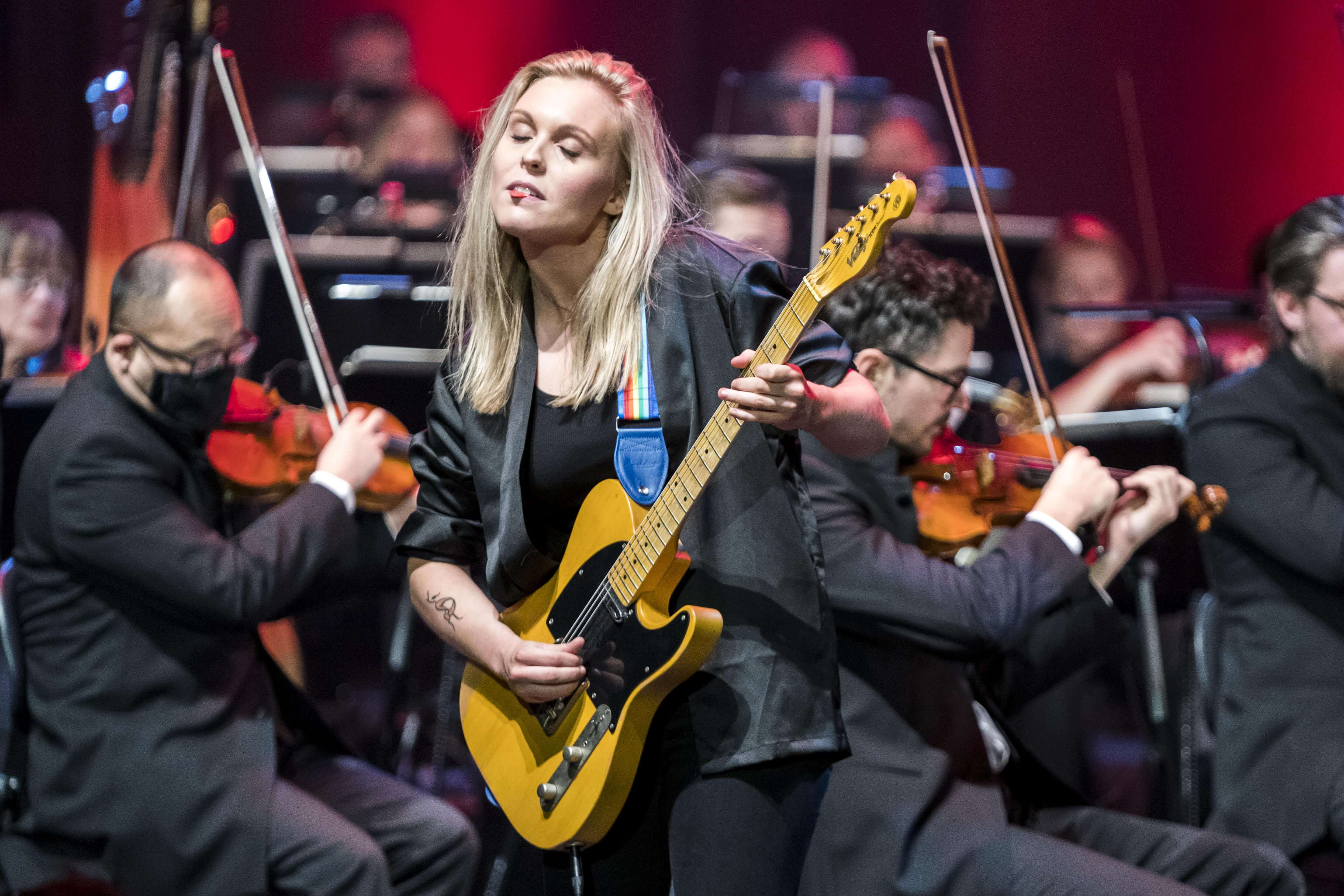 Tora Dahle Aagård koste seg på scenen med det største bandet hun har spilt med hittil i karrieren.  (Foto: Christine Schefte, Adresseavisen)