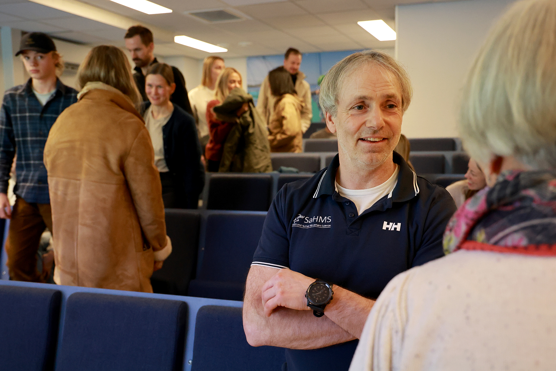 For flatangringen Tore Kristian Aune, som er professor i idrett og bevegelsesvitenskap, traff mye kjentfolk da han kom heim til Flatanger for å holde foredrag.