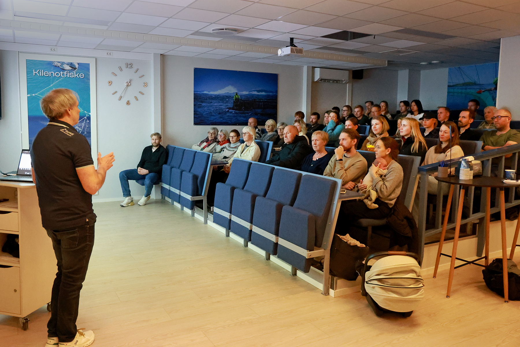 Rundt 40 personer møtte opp for å høre foredraget og helse og trening med Tore Kristian Aune på Bjørøyas visningssenter. Yngste deltaker var 19 dager gammel.